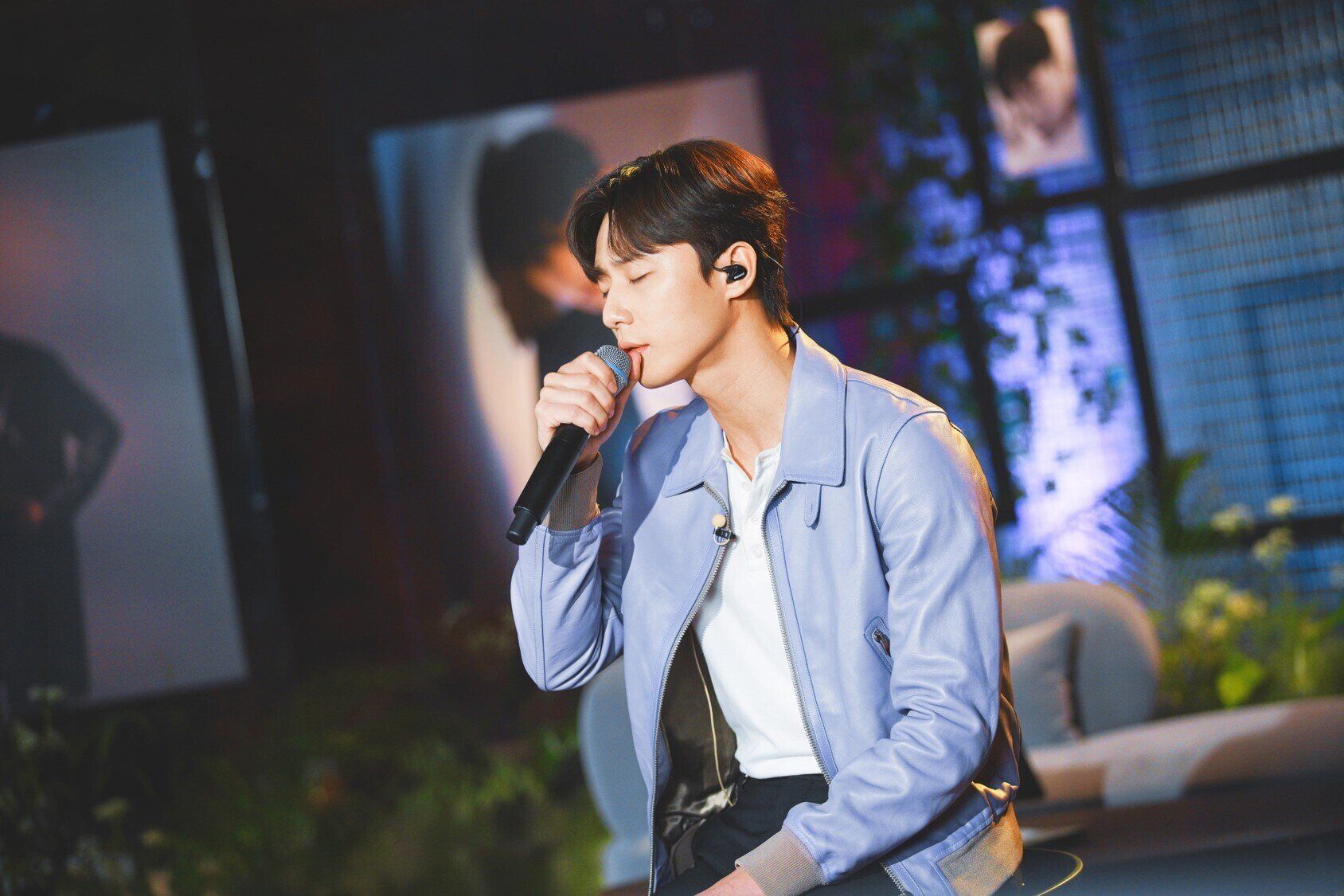 2021年5月15日にパク・ソジュンが韓国で行った10周年オンラインイベント『パク・ソジュン, Comma』で歌うパク・ソジュン