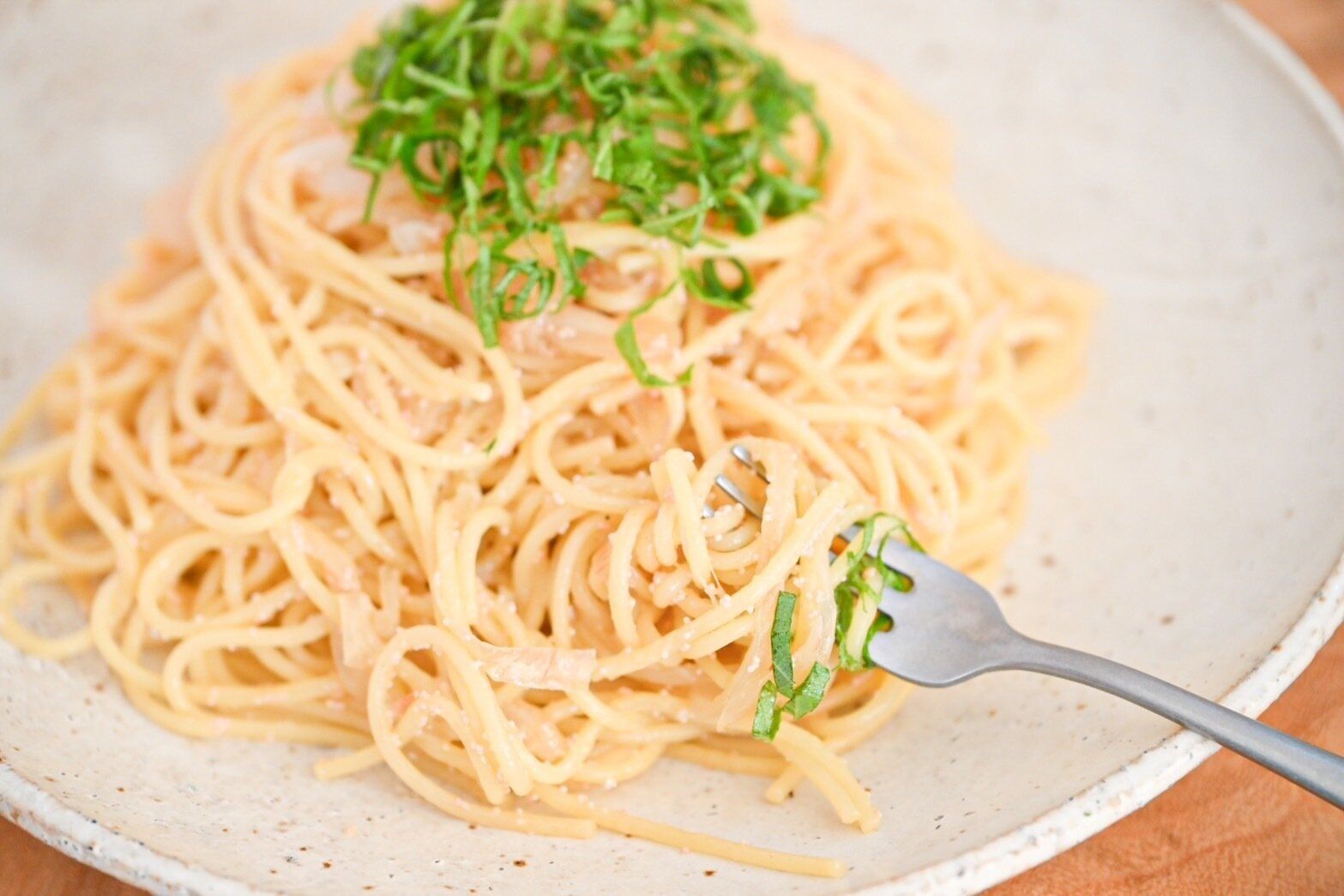 フォークが添えられた完成したパスタ