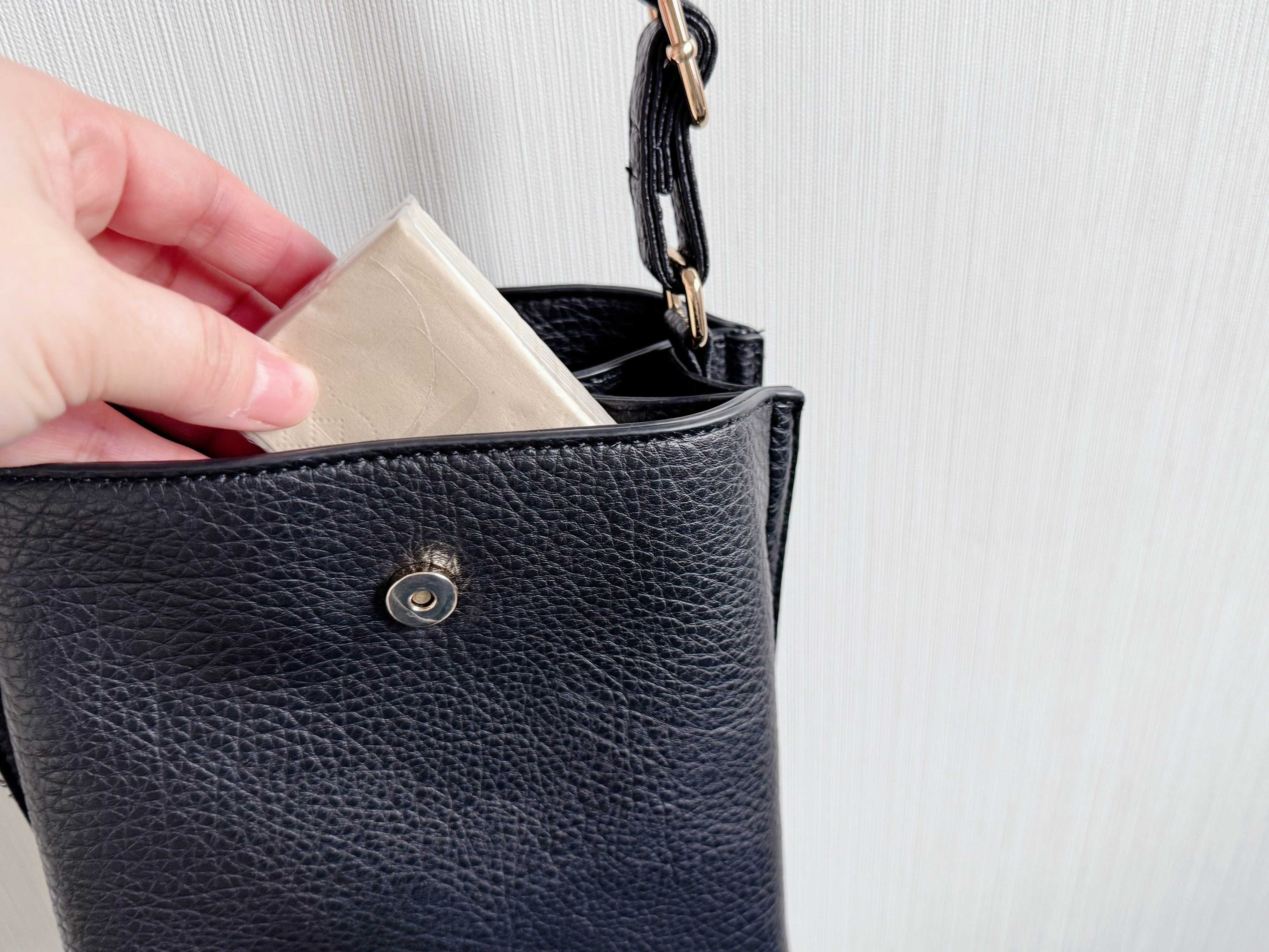 ティッシュとしてもハンカチとしても使える優れもの