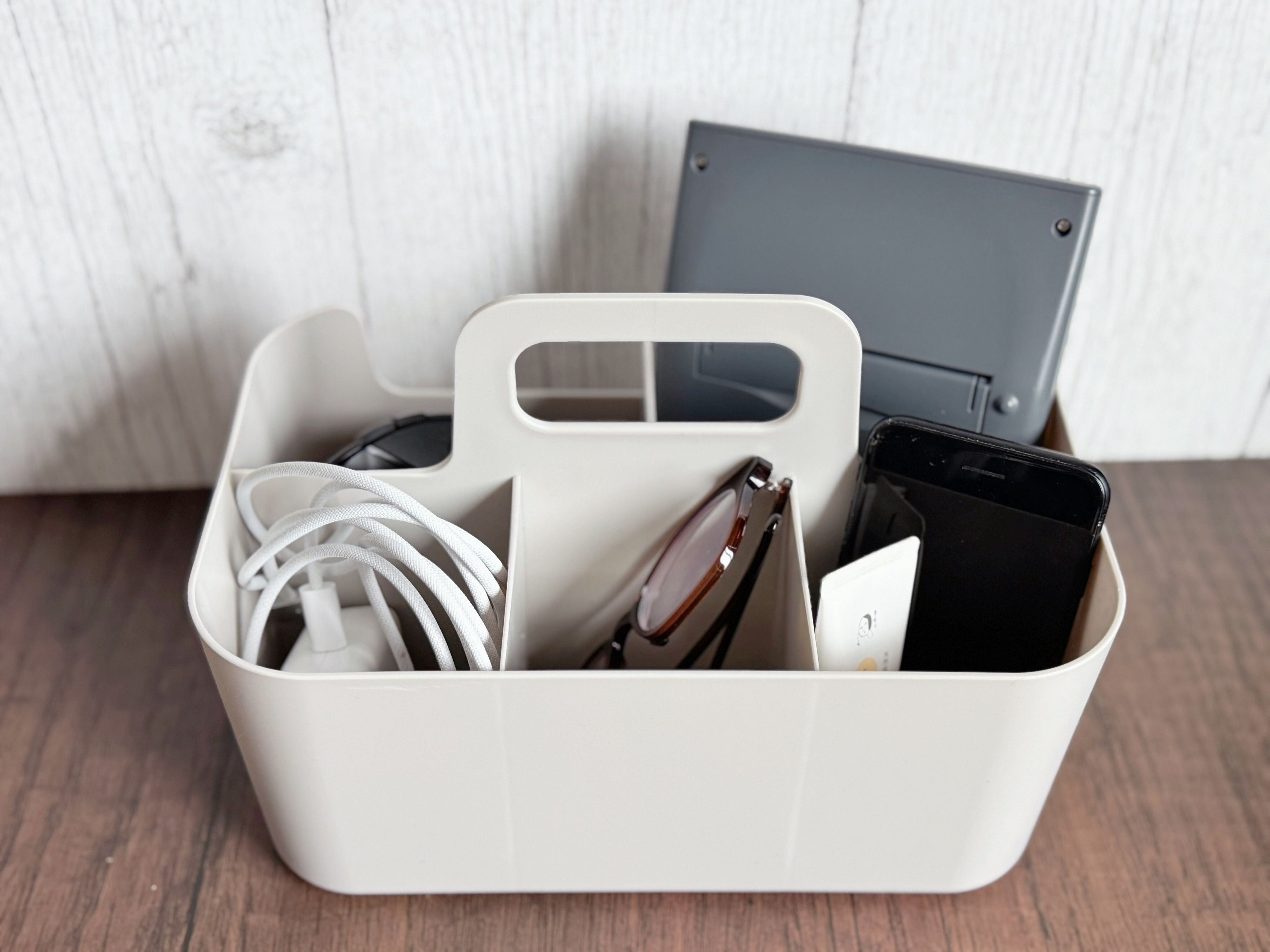 2.仕切り付で小物収納にぴったりだから