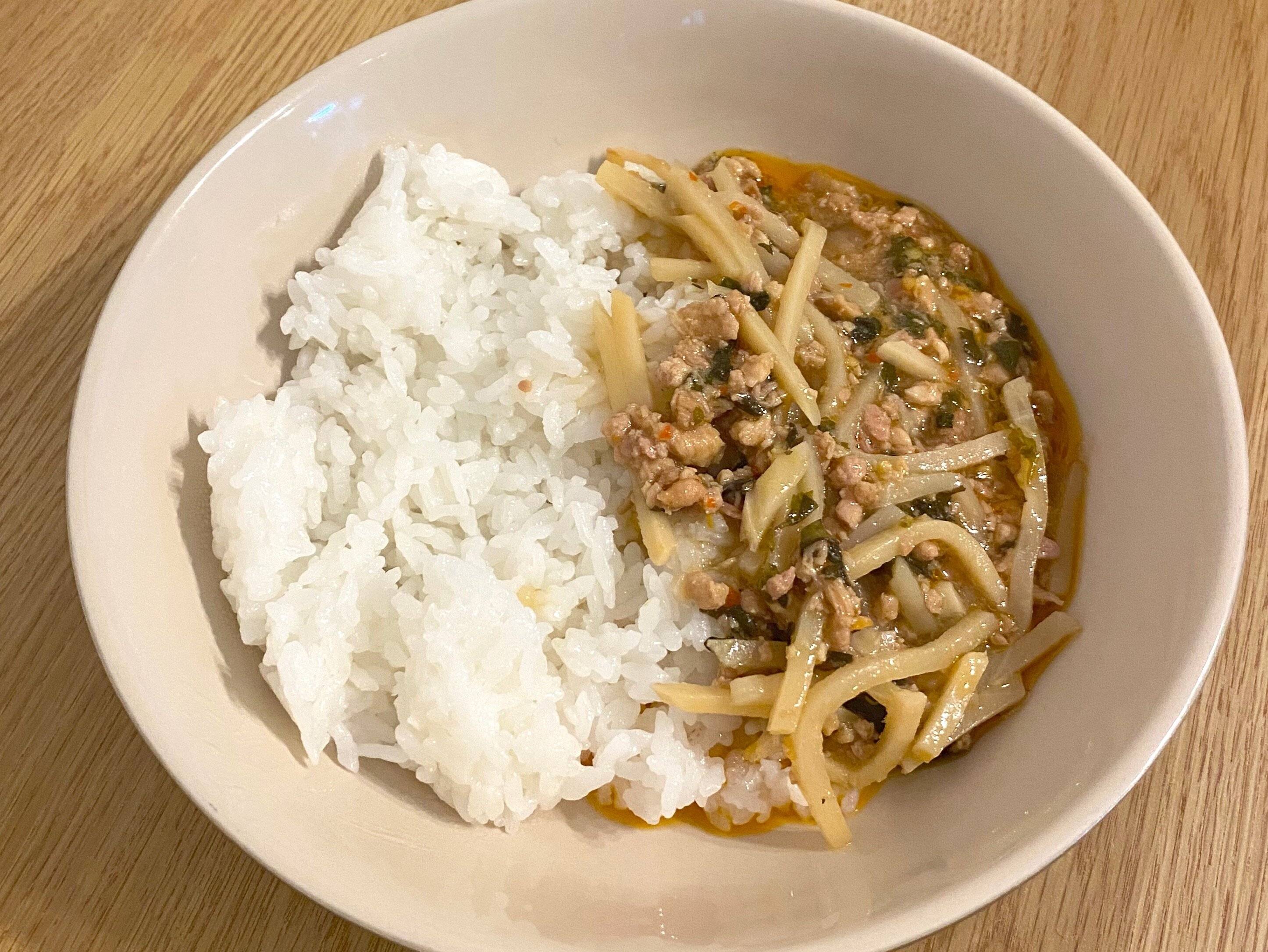 鶏肉のバジルチリ炒め(バジルチリチキンガパオ)