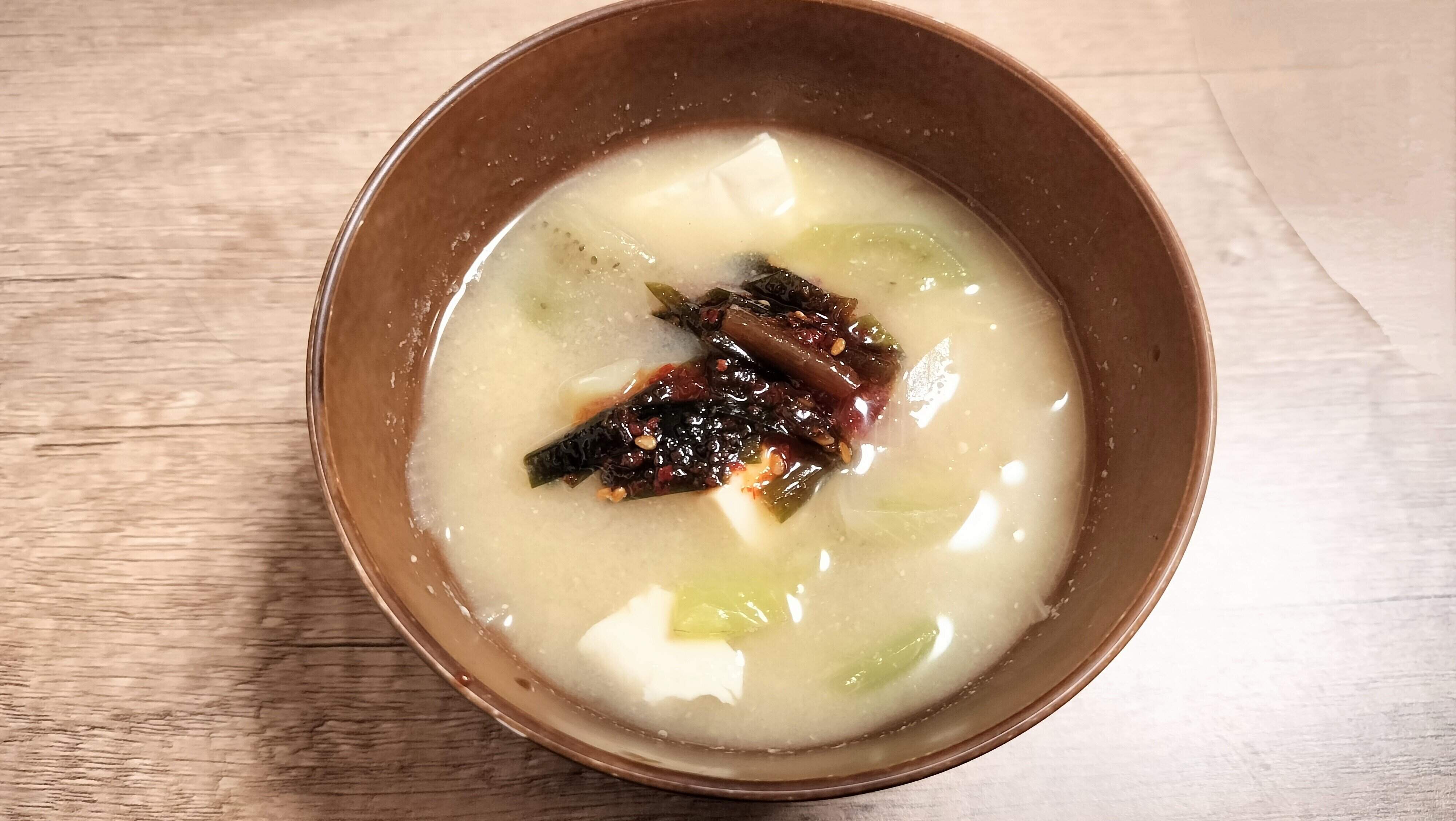 味噌汁にニラだれをいれる