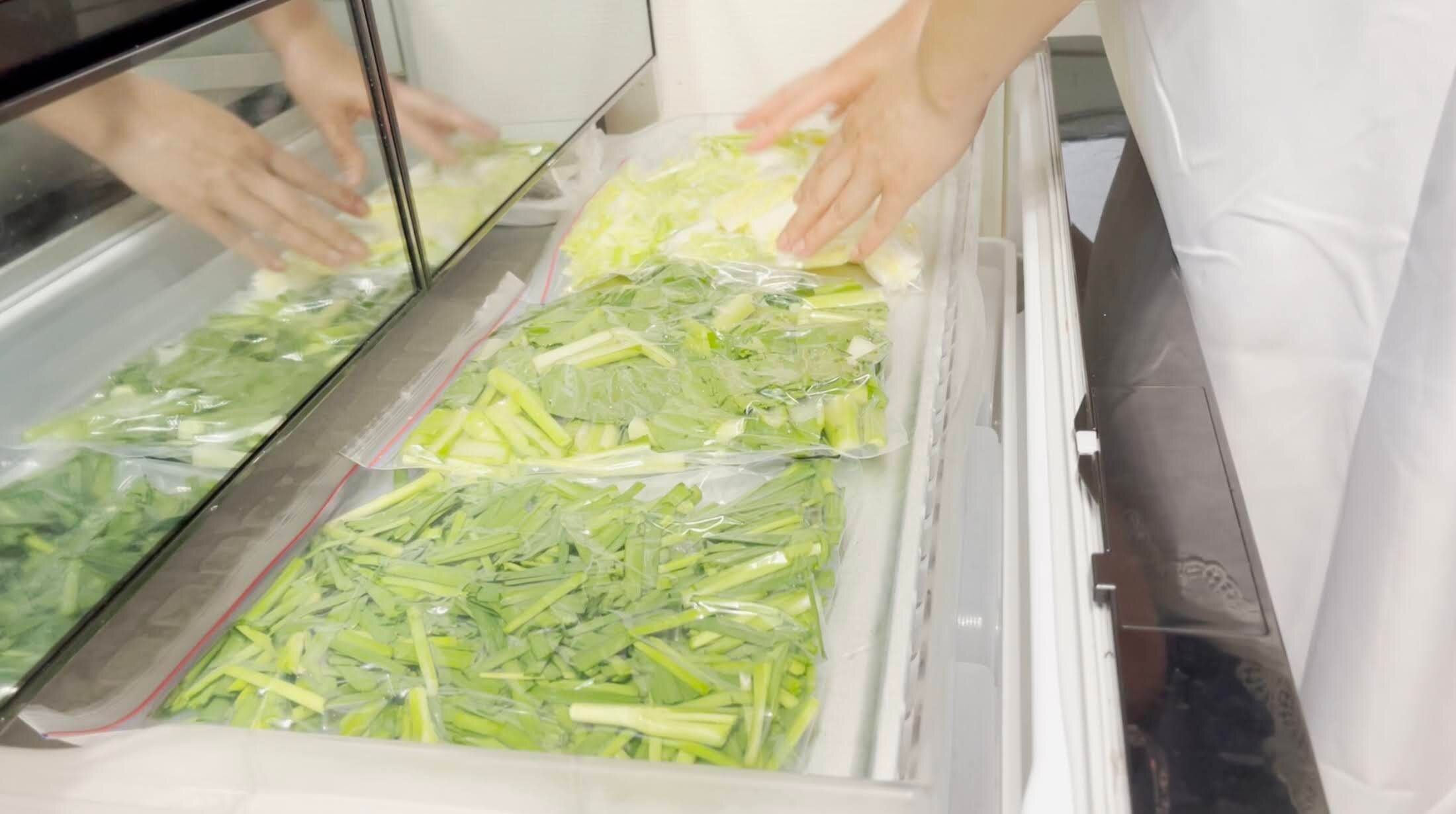 野菜をカットして冷凍保存する