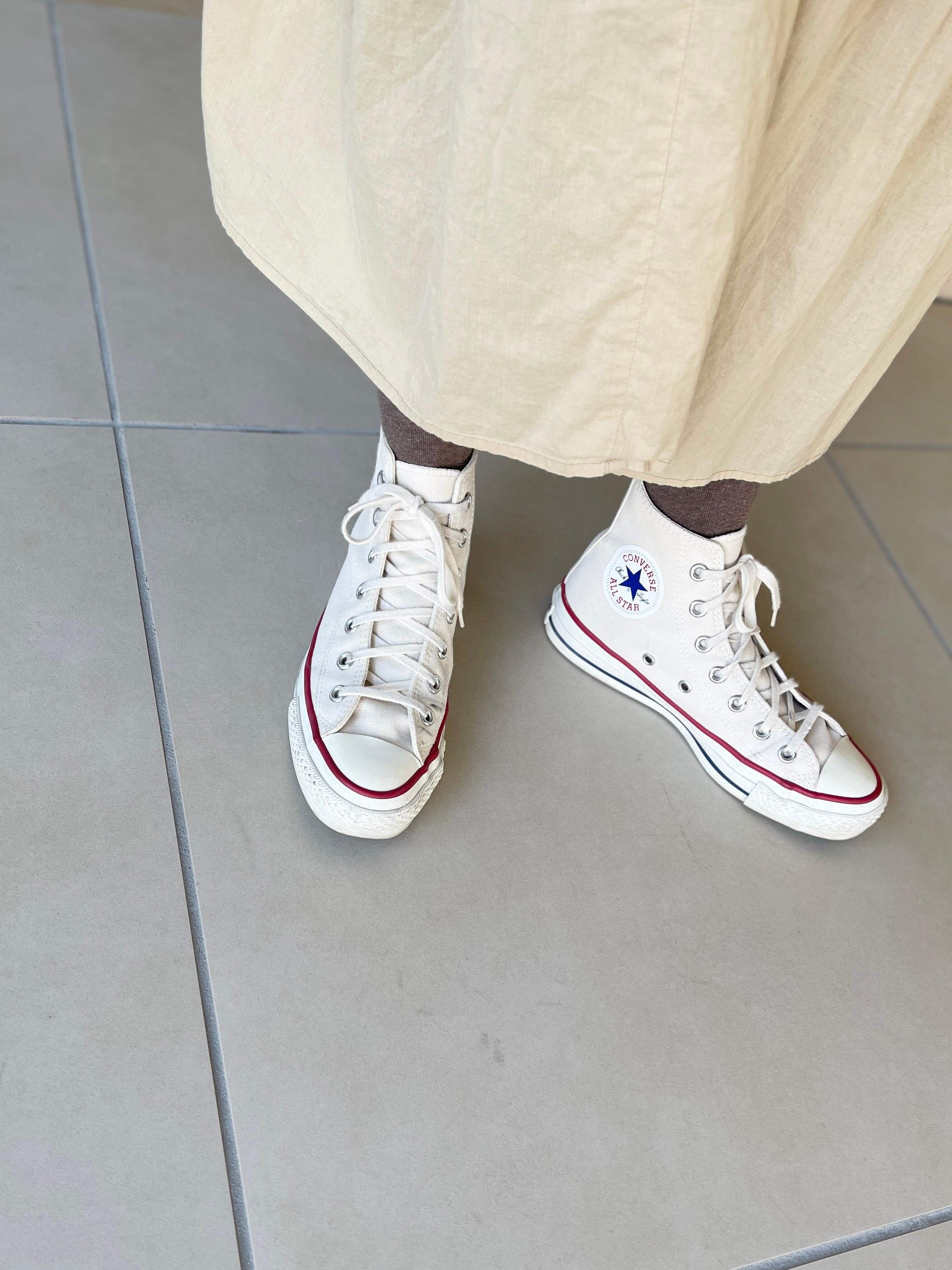 茶のタイツに白スニーカー