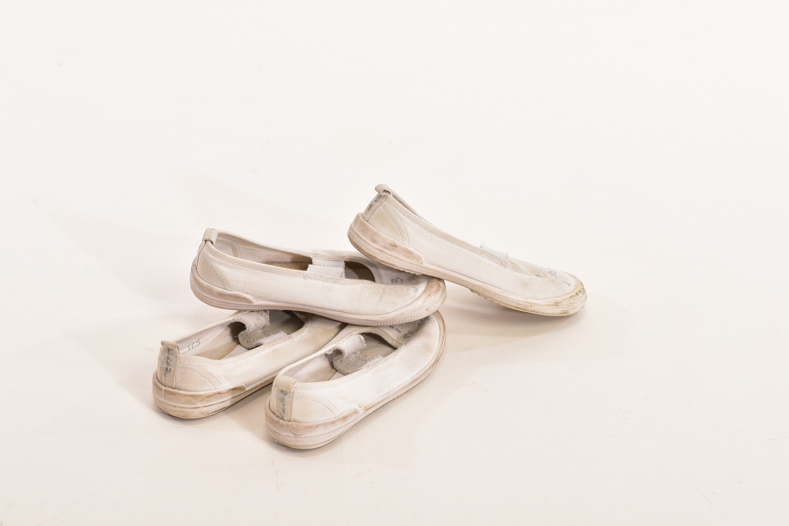 家事の裏ワザ!上履きを真っ白に洗う方法