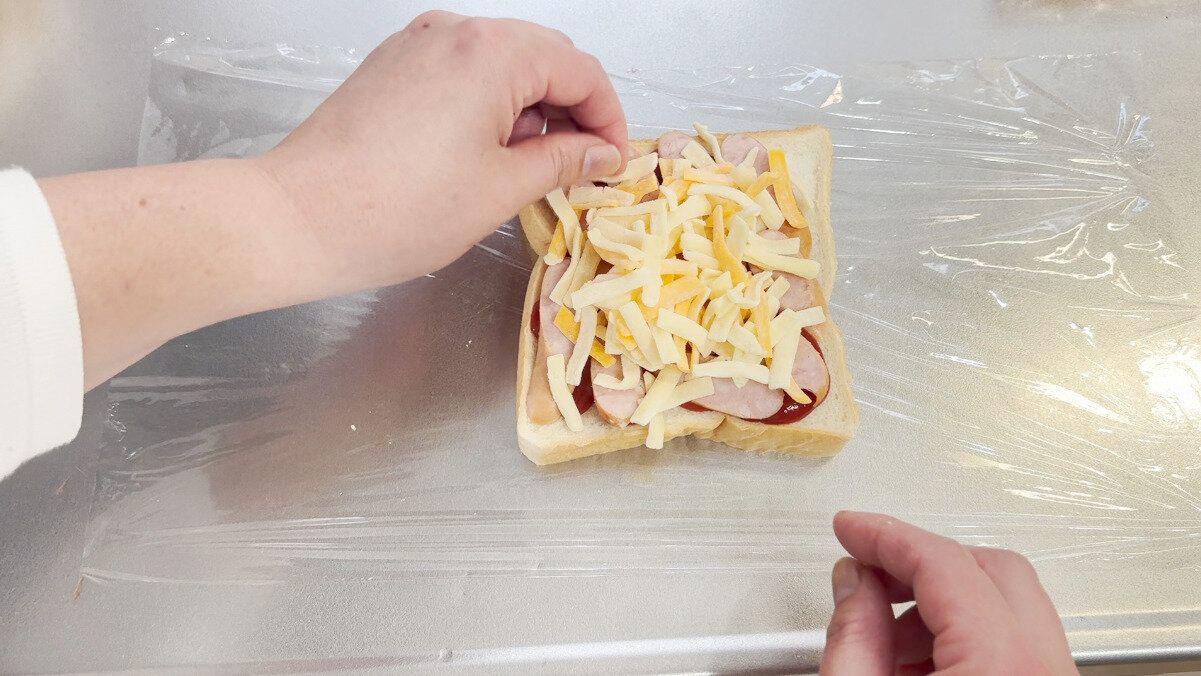 トーストの上に具材をのせる