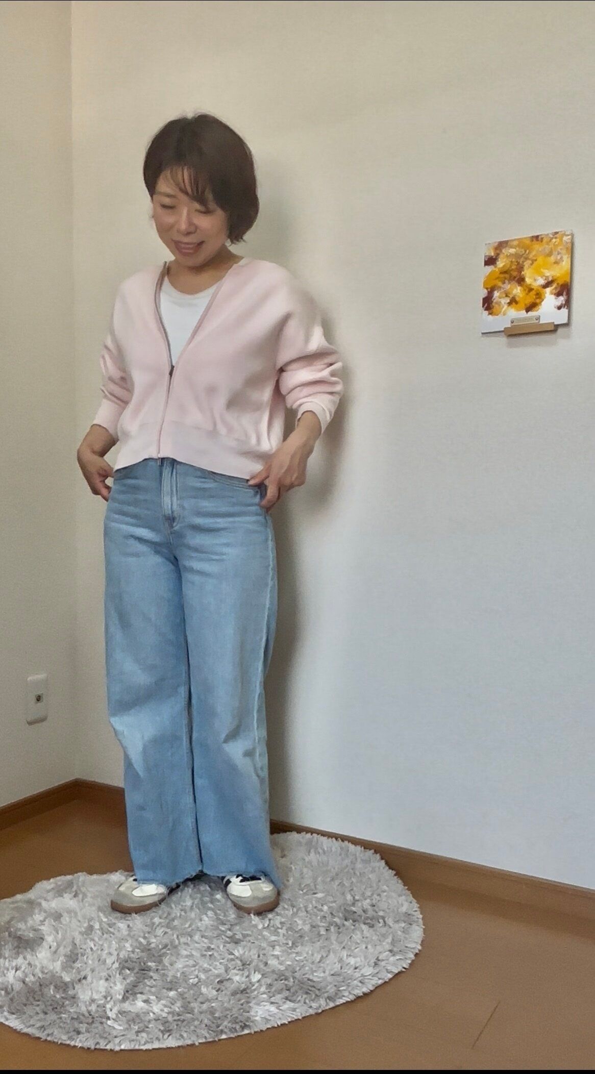 ピンクのとトップスとデニム