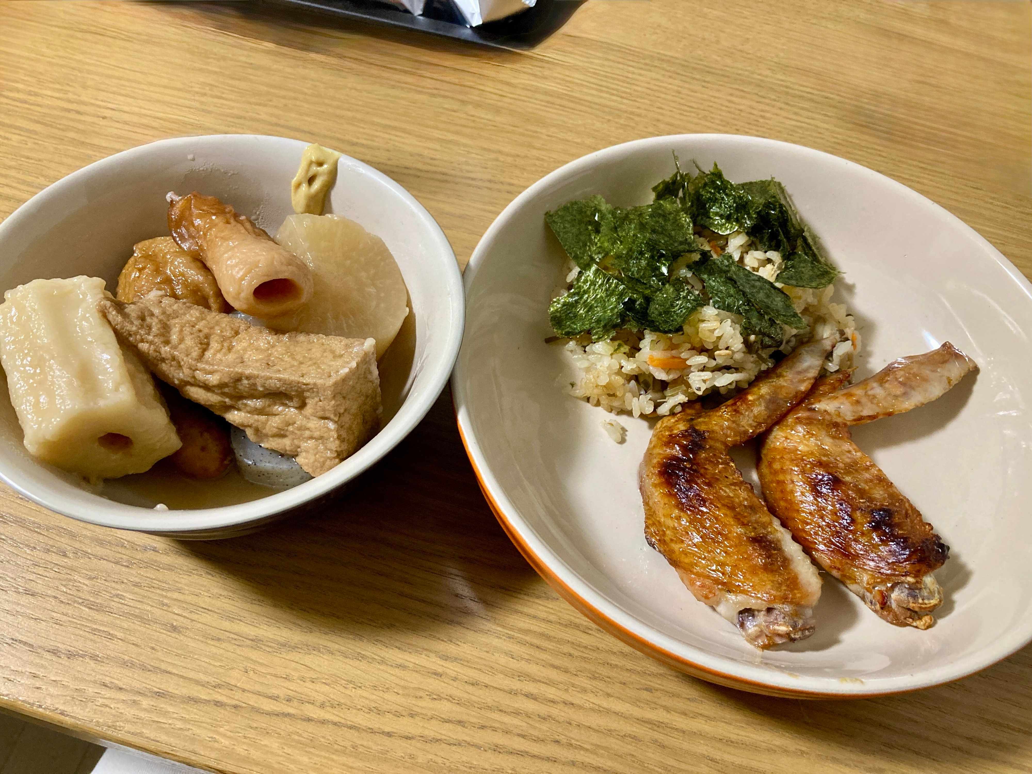 おでんと塩昆布の炊き込みご飯と手羽先の塩焼き