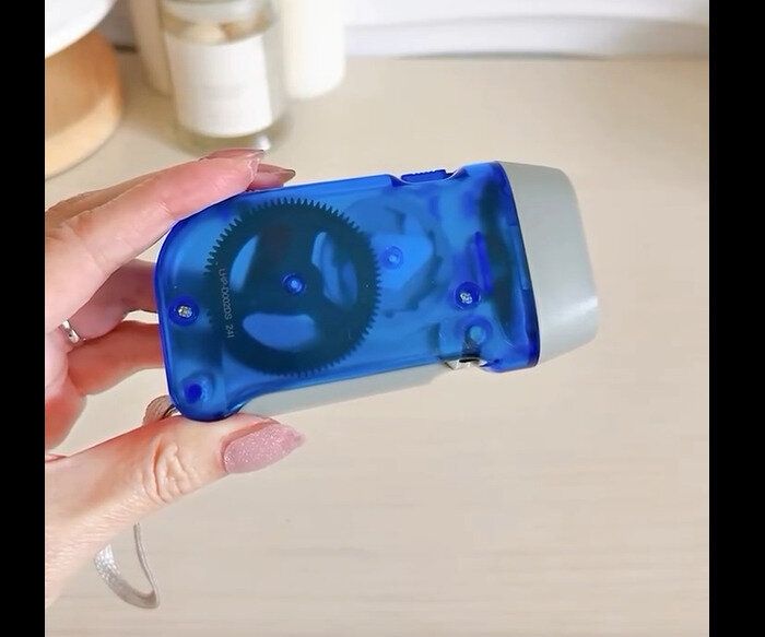 【ダイソー】電池不要！3LEDライト手動発電