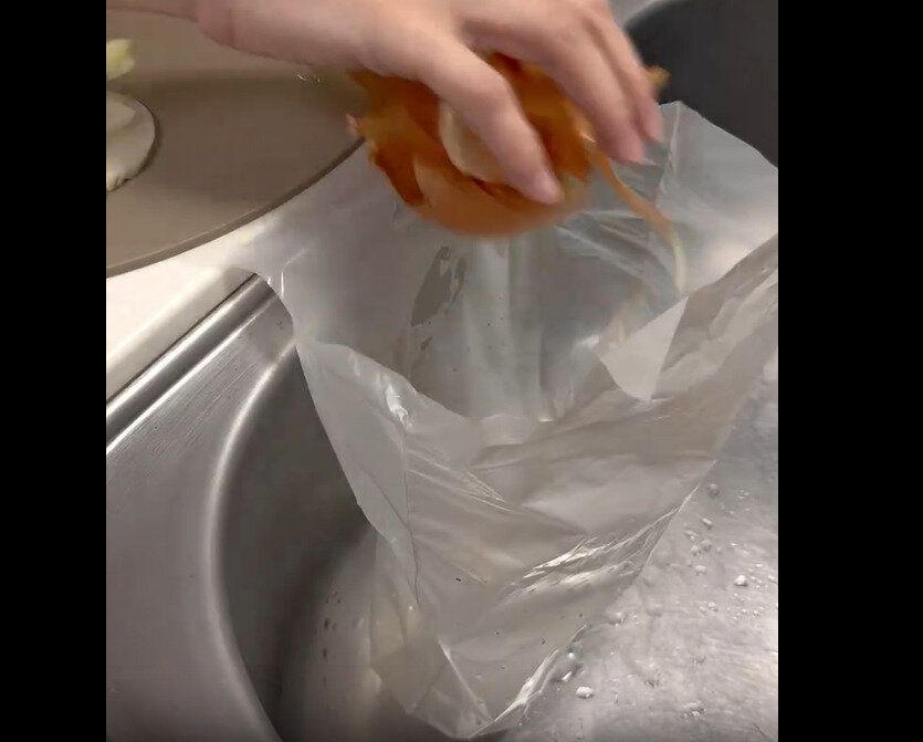 【3COINS】便利すぎ!シンクにペタッと穴あきゴミ袋