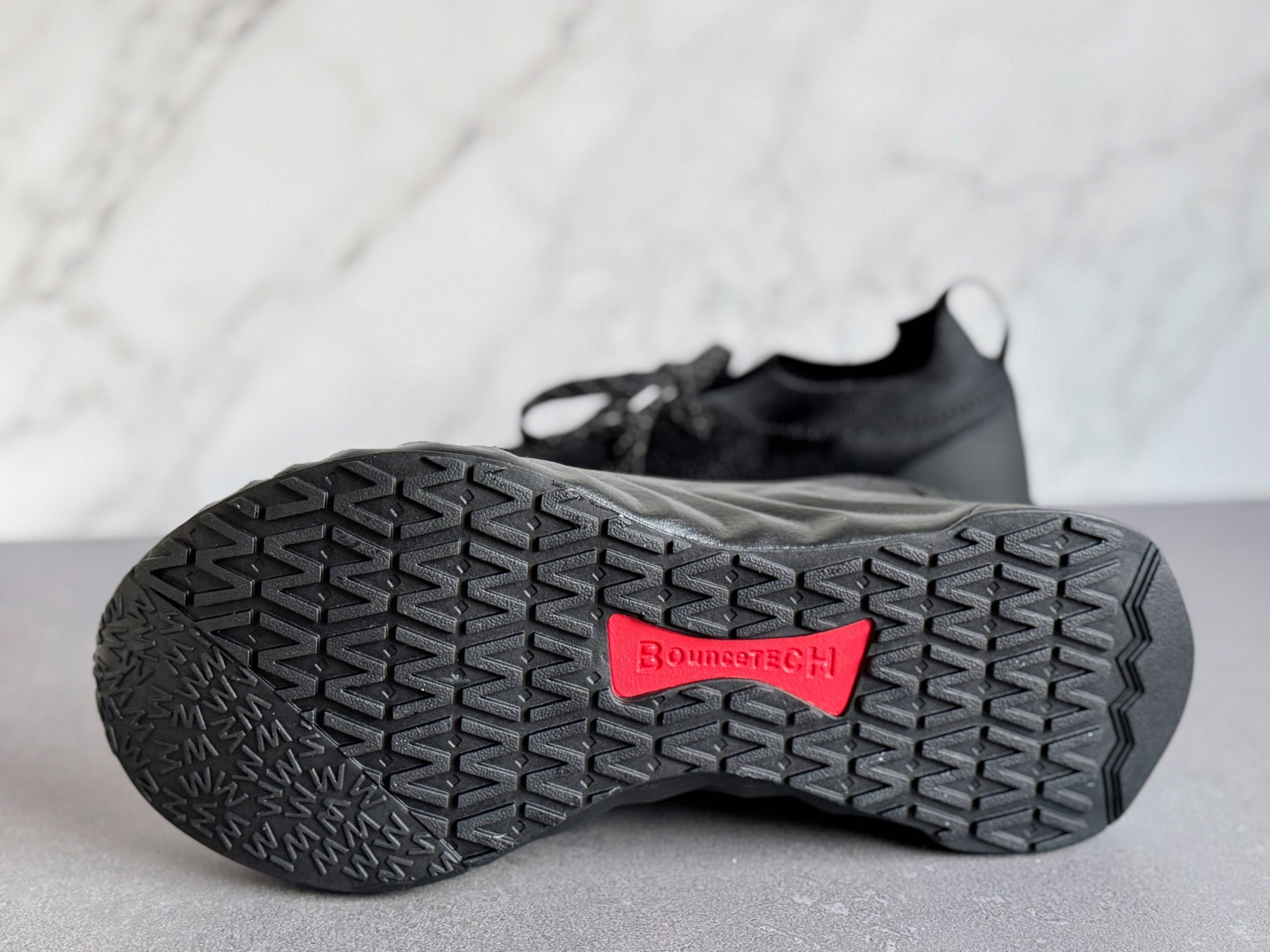 1．ソールには独自の高反発素材が使われているから