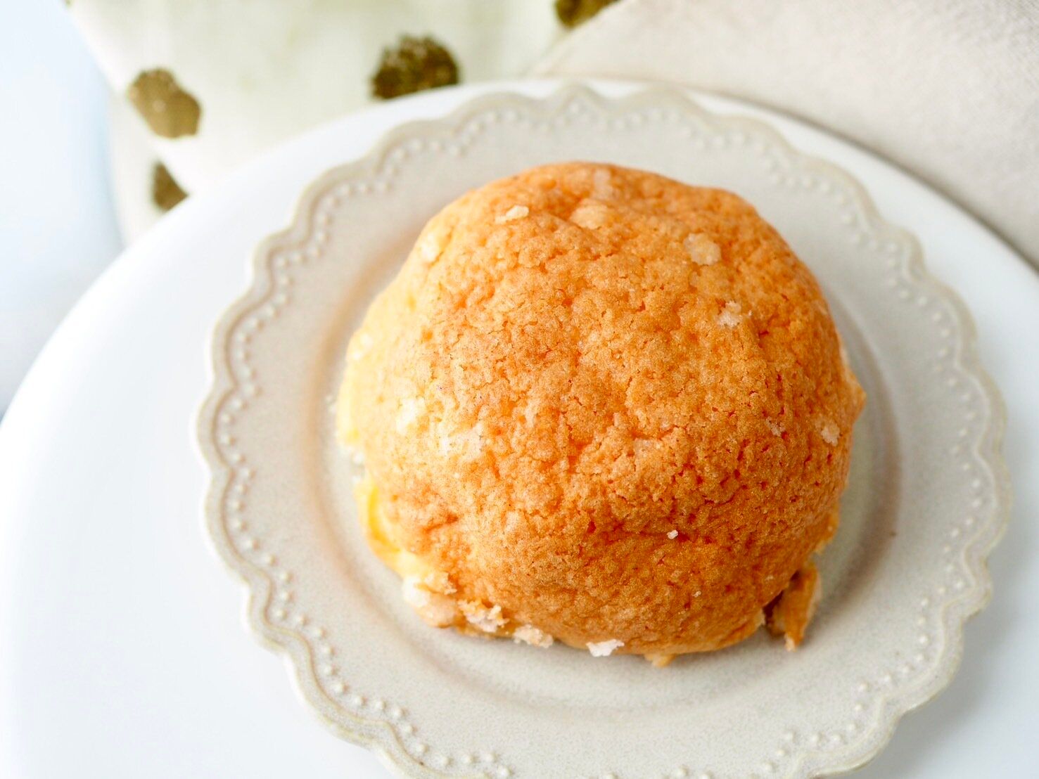 シャトレーゼ「焦がしバターのメロンパン」商品写真