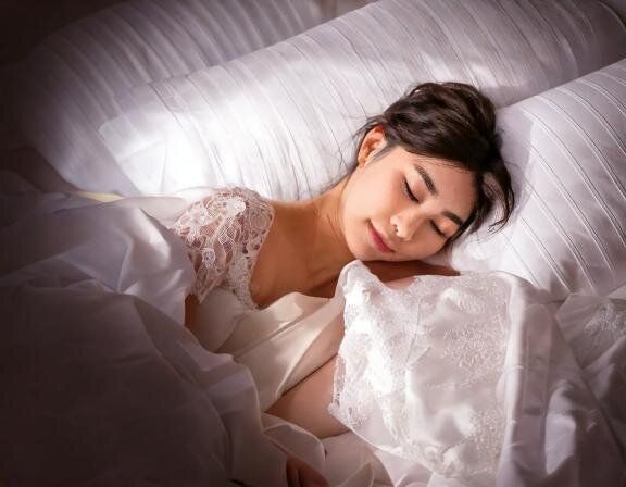 【夢占い】芸能人と付き合う夢の意味とは？シチュエーション別に詳しく解説！