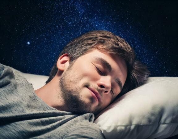 【夢占い】誰かにのしかかられる夢の意味とは？仕事・人間関係などシチュエーション別に解説！