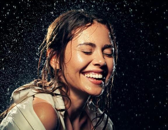 【夢占い】濡れる夢の意味とは？状況、登場人物などシチュエーション別に解説！