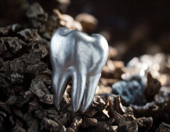 【夢占い】銀歯が取れる夢の意味とは？シチュエーション別に解説！