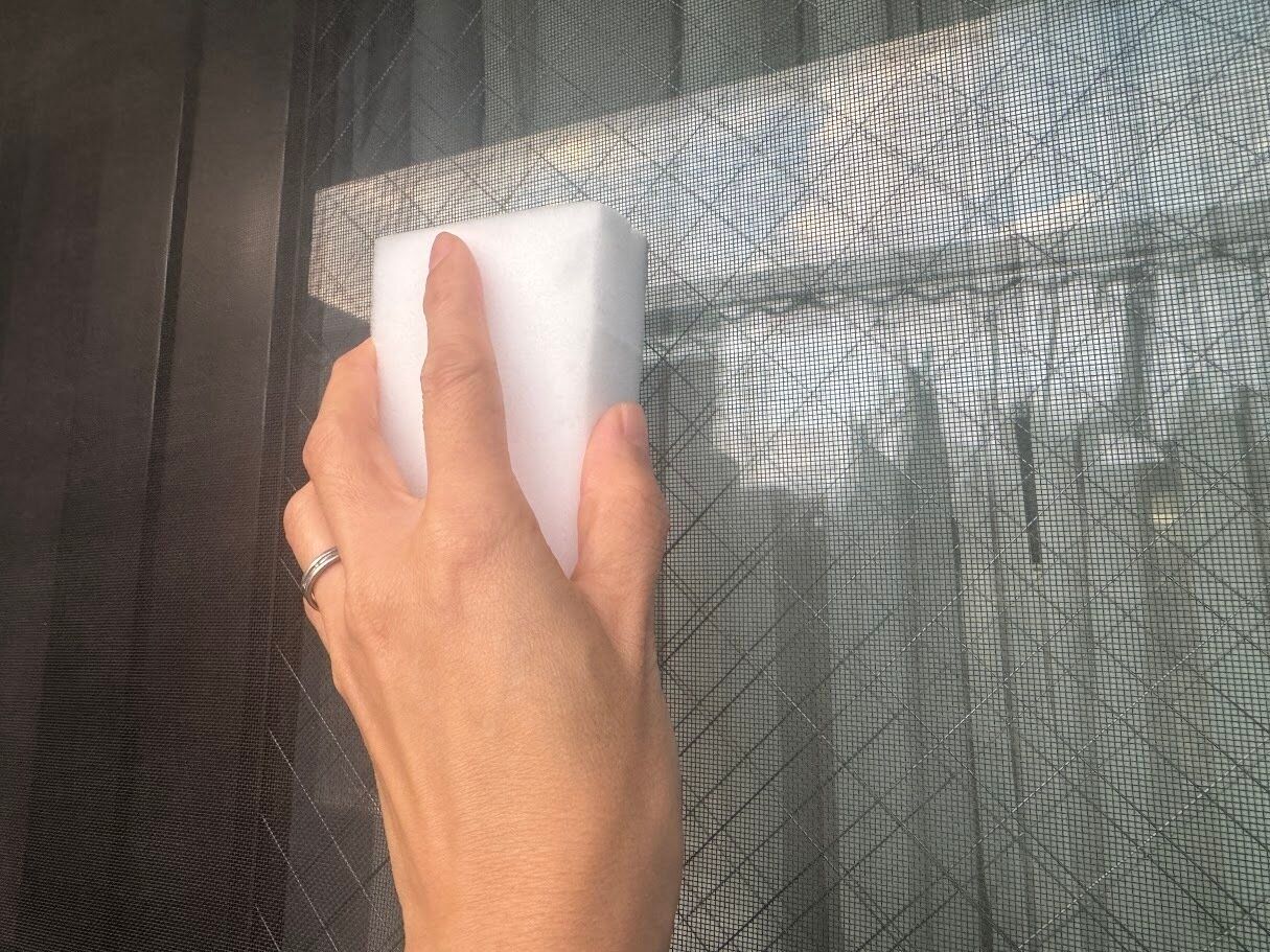 網戸掃除で夏の風を気持ちよく