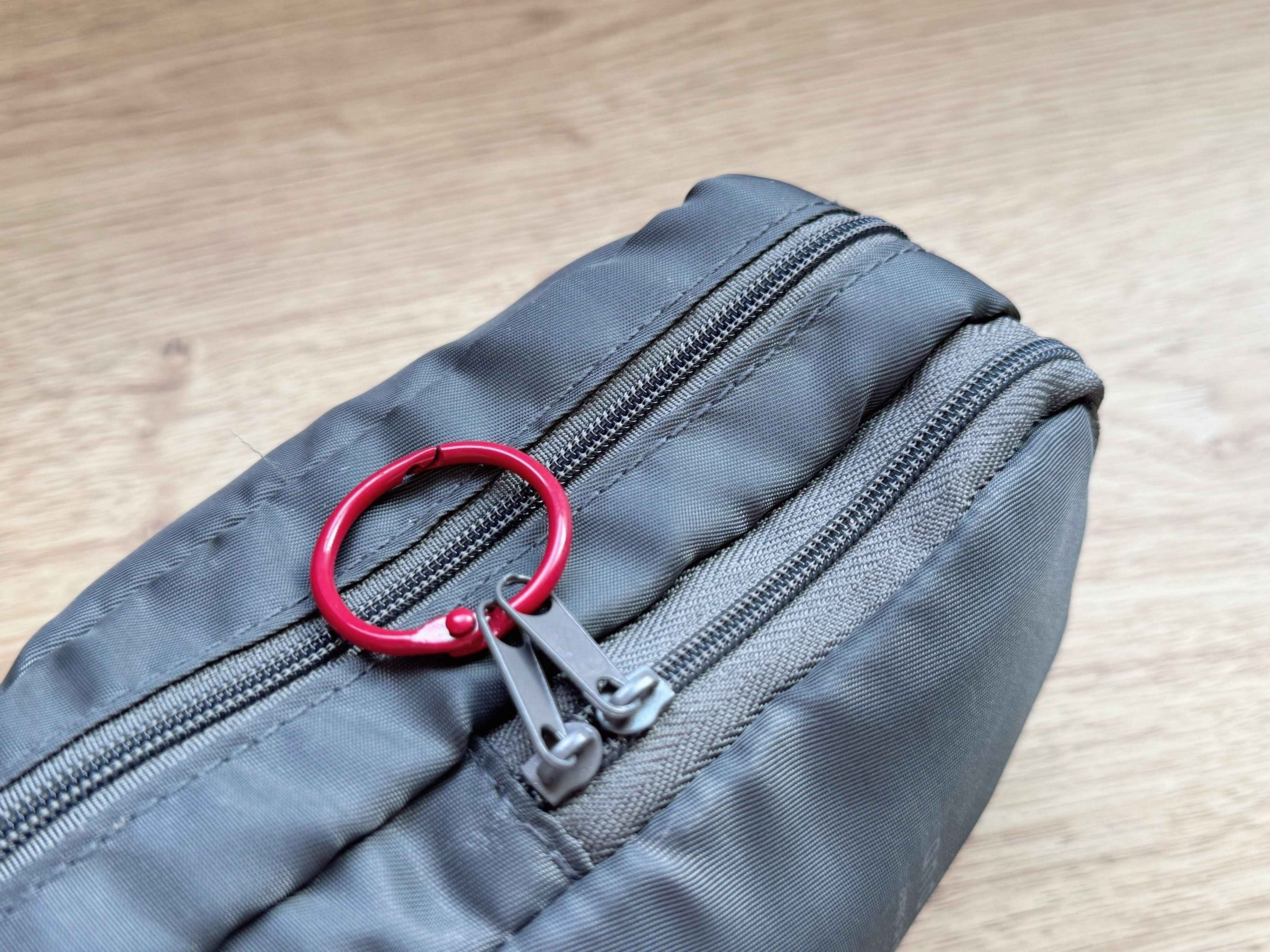 ポーチの引き手につけて引っぱりやすくする