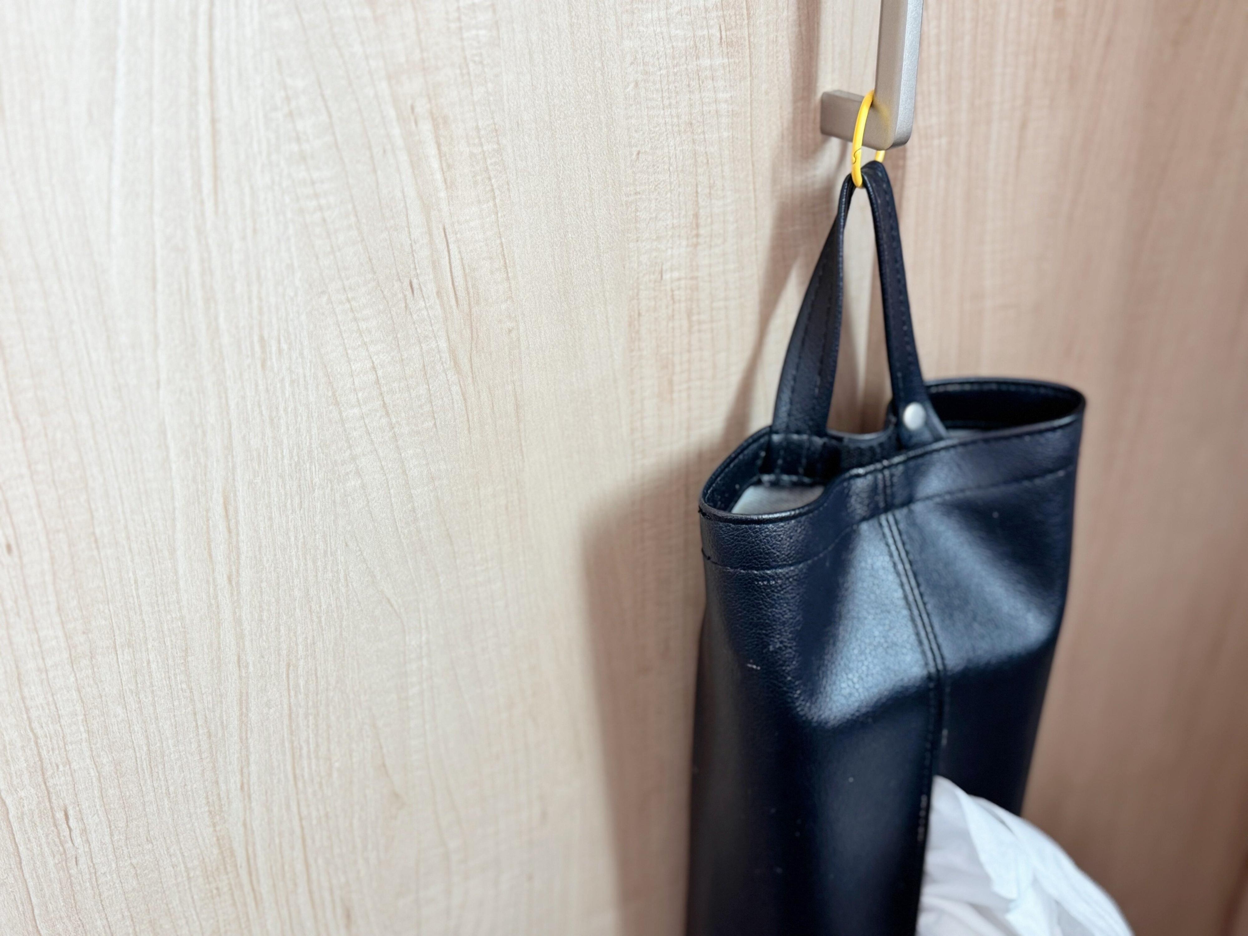 クローゼットの取手につければ吊るす収納ができる