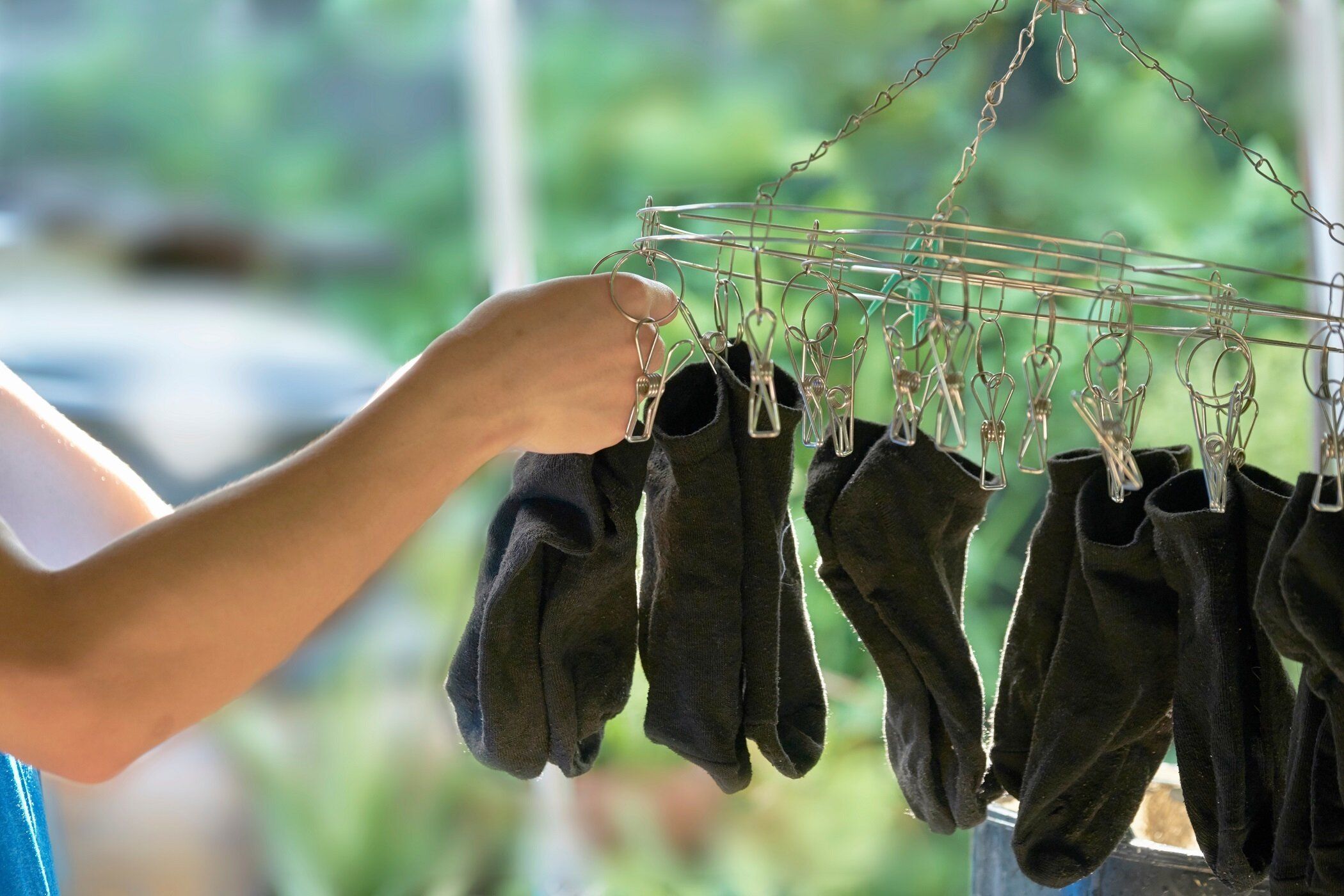 靴下を干すとき履き口は下と上、どっちが正解？洗濯物を干すときにやっちゃダメな5つのこと