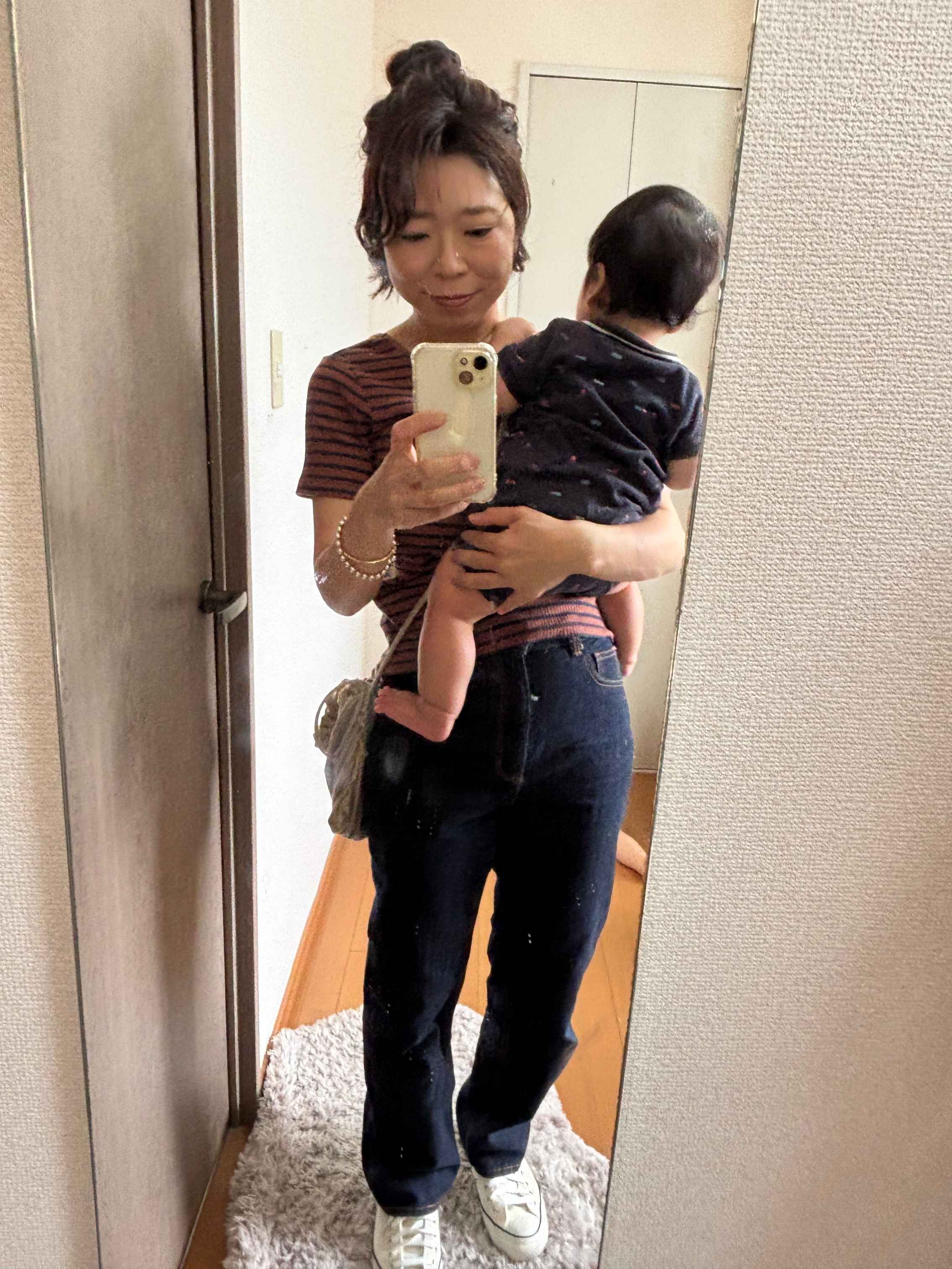 赤ちゃんを抱っこしている女性