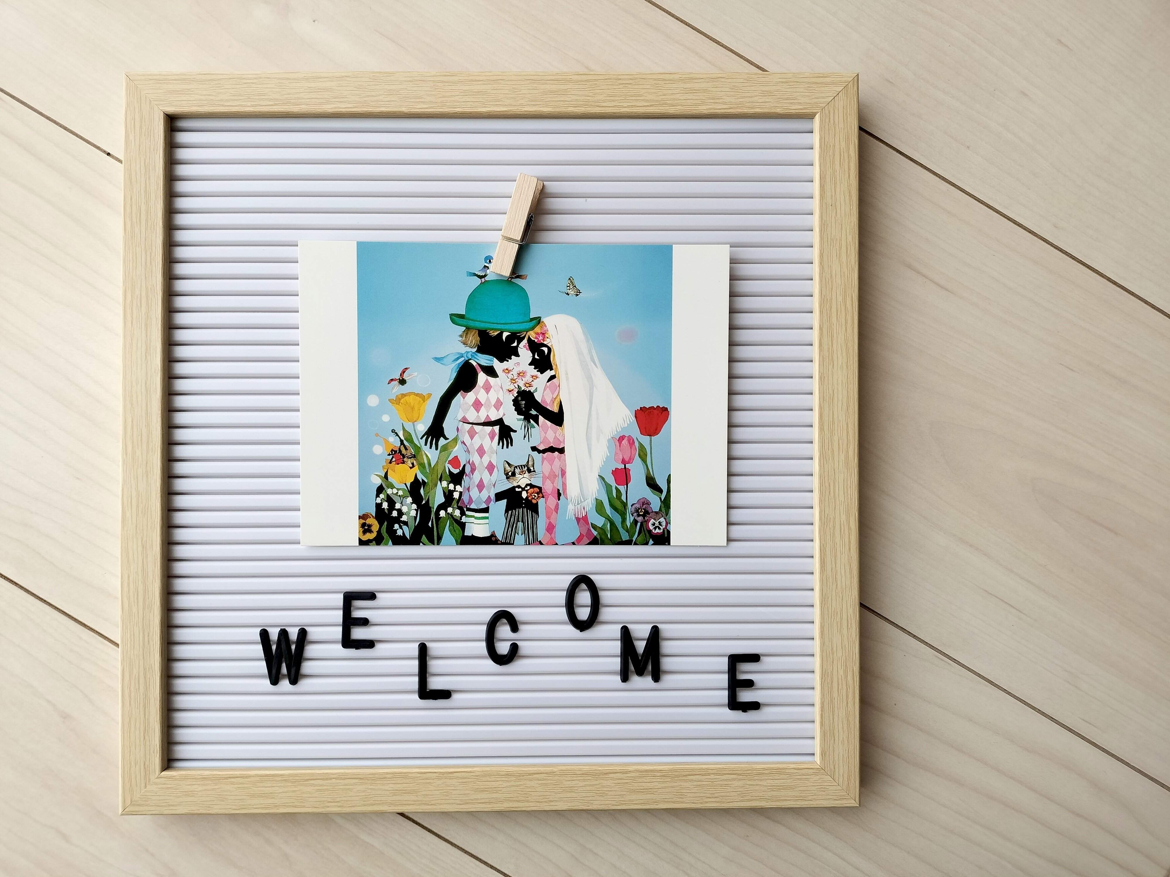 絵はがきを飾ったレターボードの画像