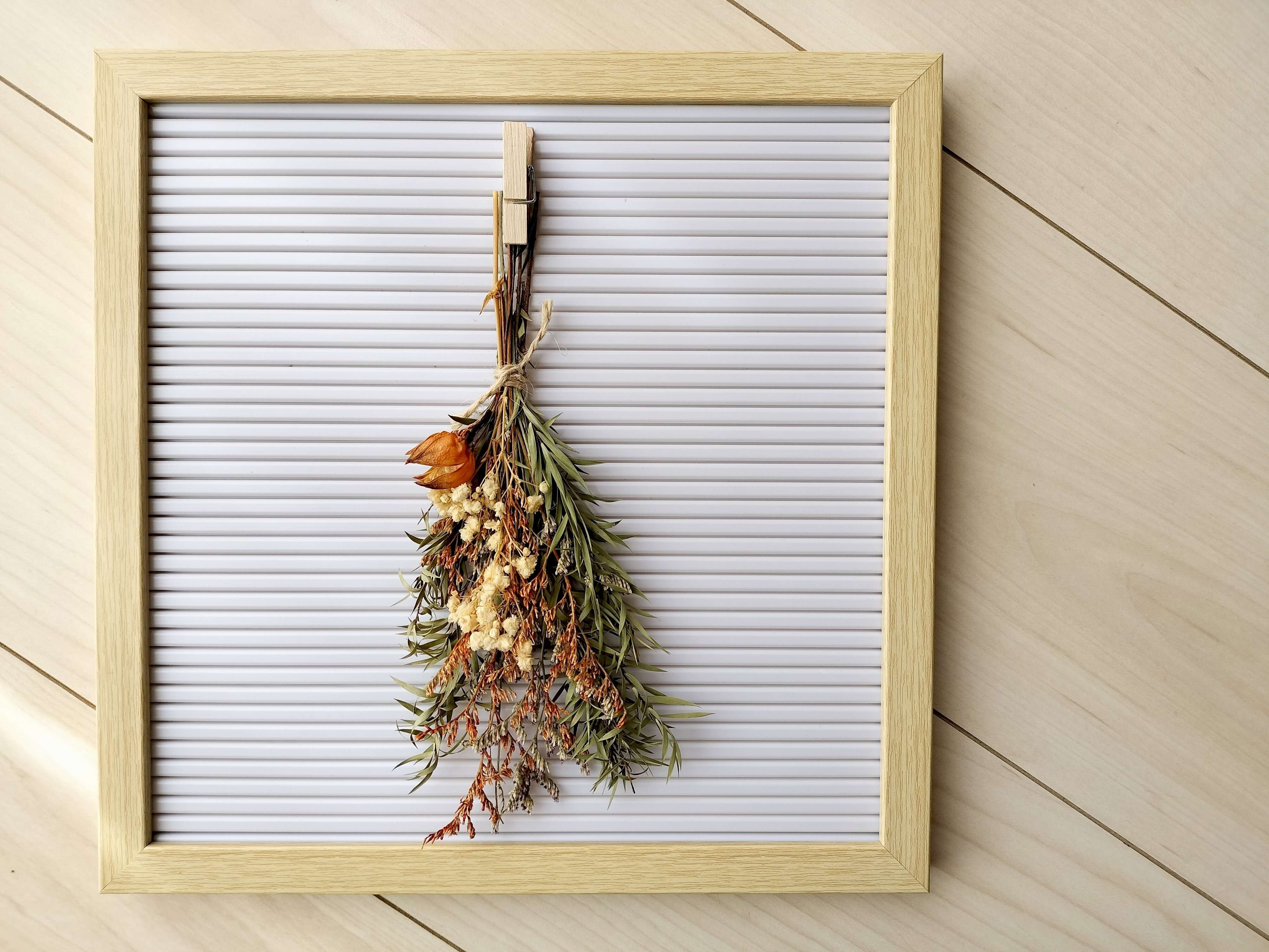 ドライフラワーを飾ったレターボードの画像