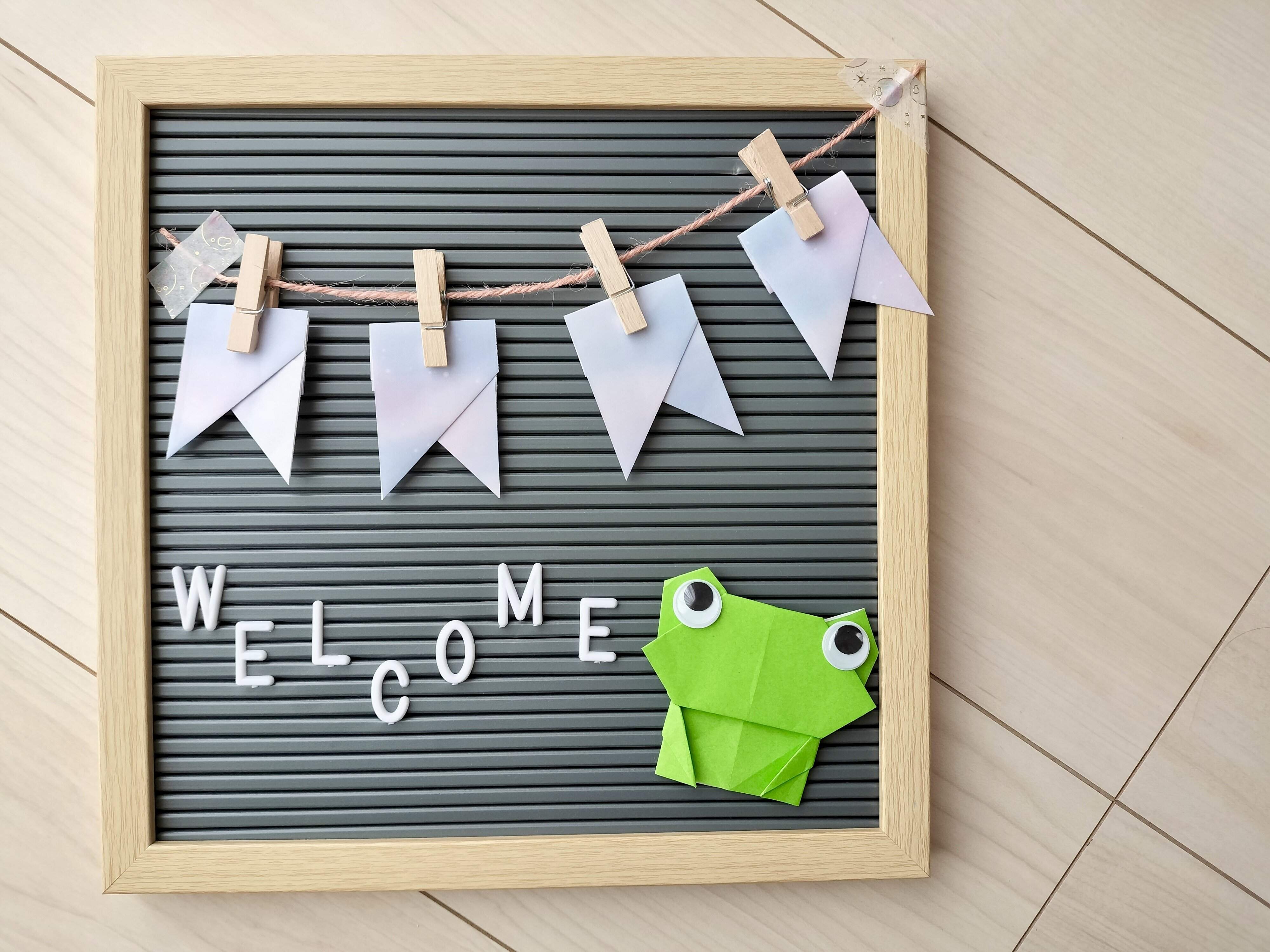 季節の折り紙作品を飾ったレターボードの画像