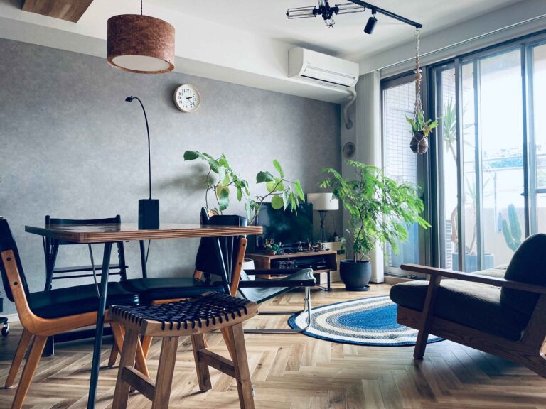 【インテリアの悩み】木材家具の色は合わせるべき！？部屋に統一感を出す裏技・３選