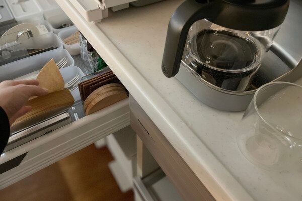 収納からモノを取り出すシーン