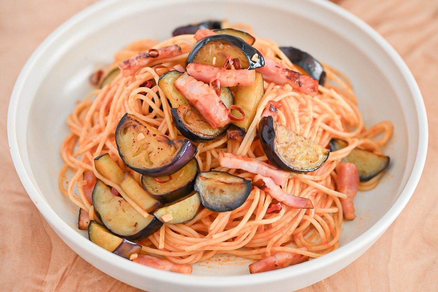 ベーコンとナスのトマトパスタ