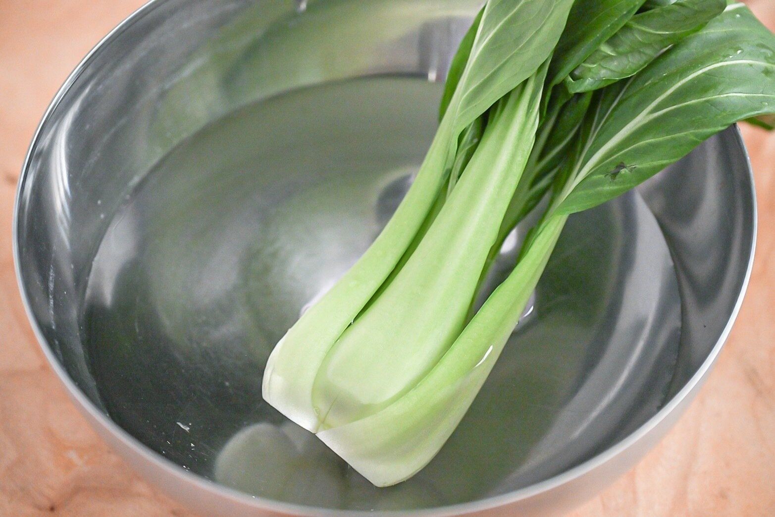 水に浸したチンゲン菜