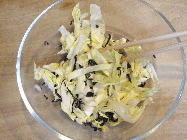 キャベツと塩昆布を混ぜる