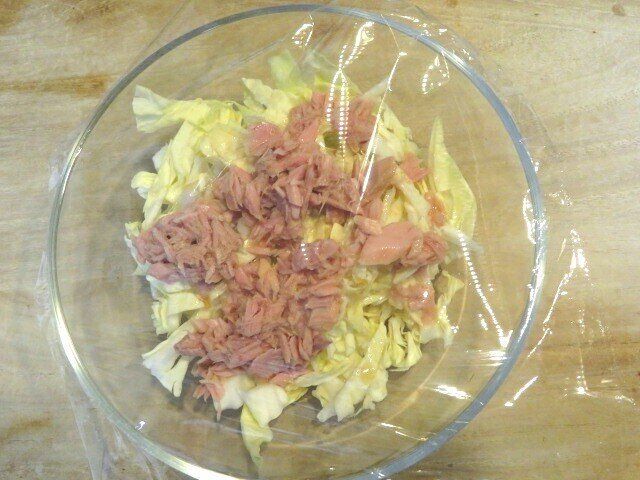 材料をボウルに入れて電子レンジにかける