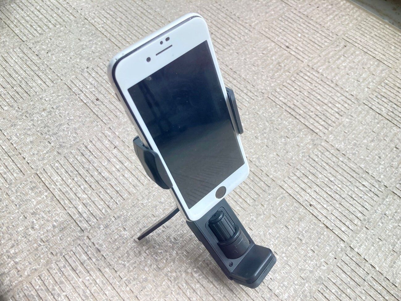 究極のスマホグッズがダイソーに!?観るのも撮るのもコレひとつでOK「多機能スマホホルダー」は見つけたら絶対買って！