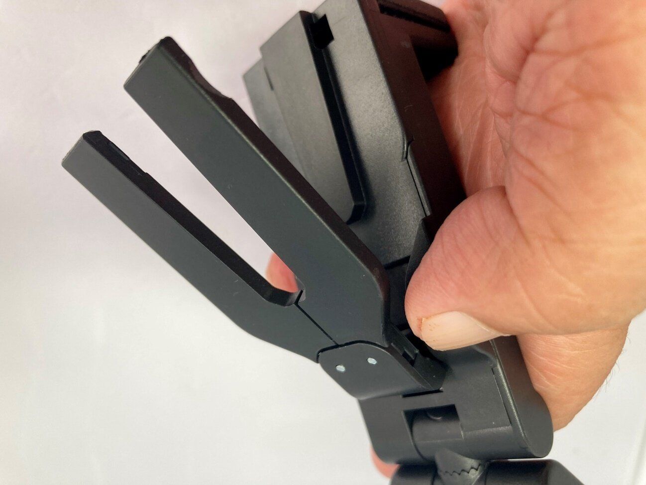 究極のスマホグッズがダイソーに!?観るのも撮るのもコレひとつでOK「多機能スマホホルダー」は見つけたら絶対買って！