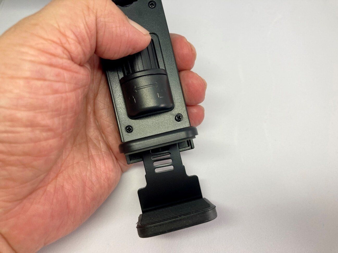 究極のスマホグッズがダイソーに!?観るのも撮るのもコレひとつでOK「多機能スマホホルダー」は見つけたら絶対買って！