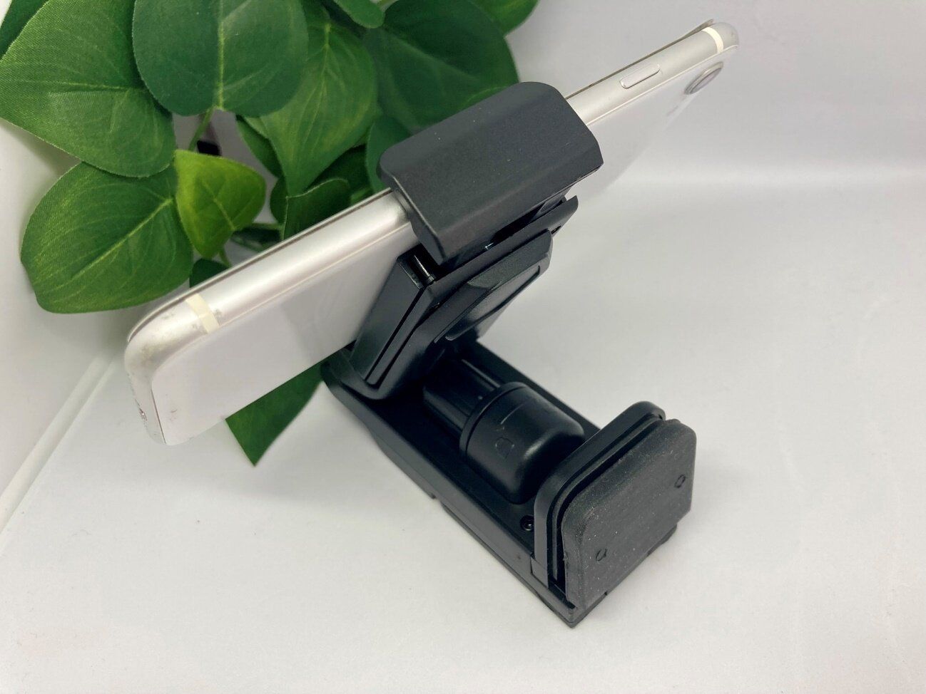 究極のスマホグッズがダイソーに!?観るのも撮るのもコレひとつでOK「多機能スマホホルダー」は見つけたら絶対買って！