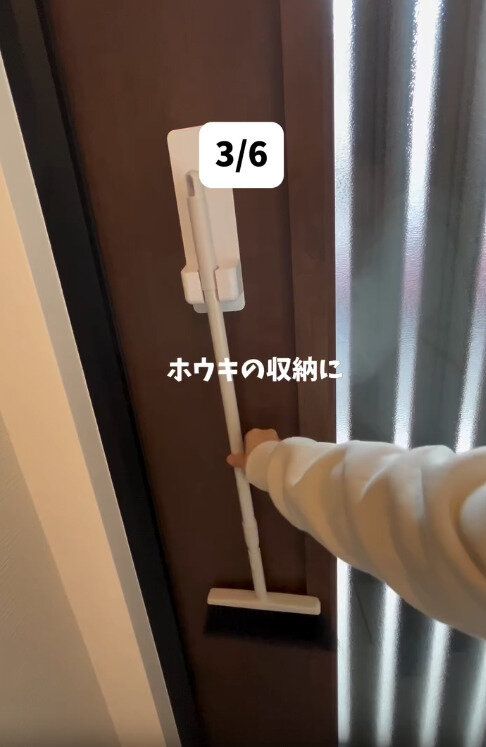 【ダイソー】玄関ドアに付ければホウキを浮かせて収納できる