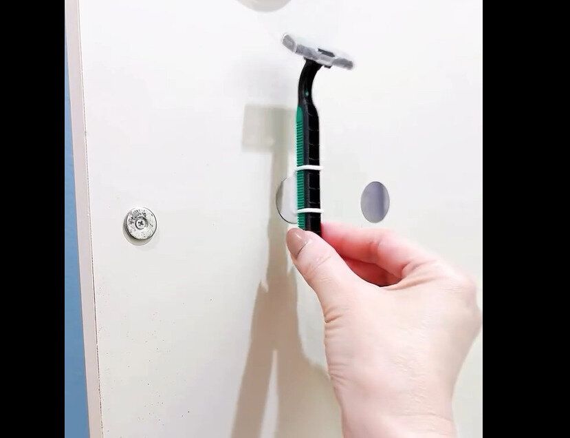 【セリア】好きなところにつけられる！シェーバーホルダー