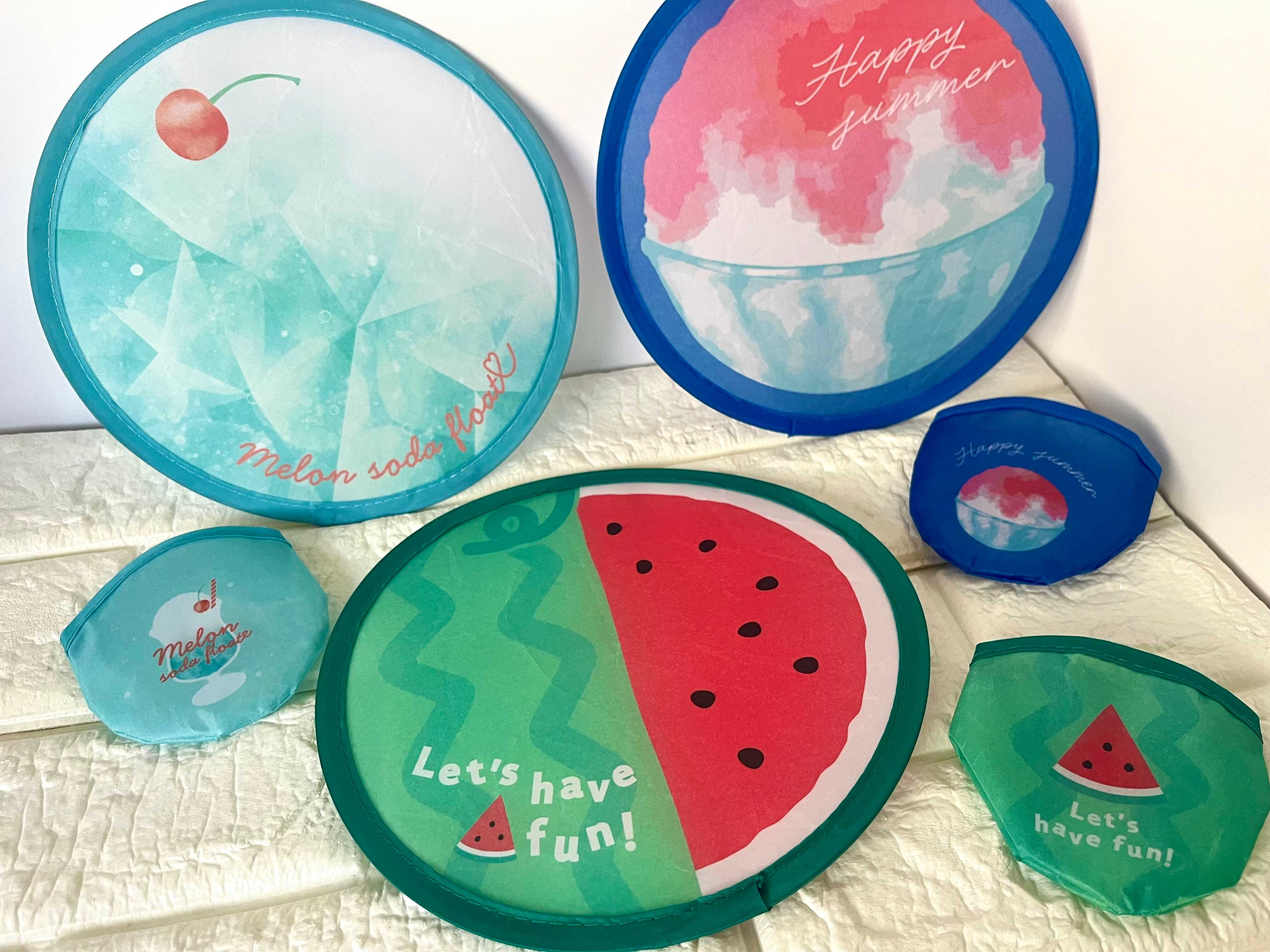 折りたたみうちわを広げた画像