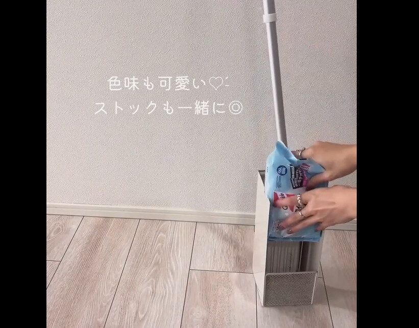 【3COINS】色味がかわいい！床掃除ワイパー収納