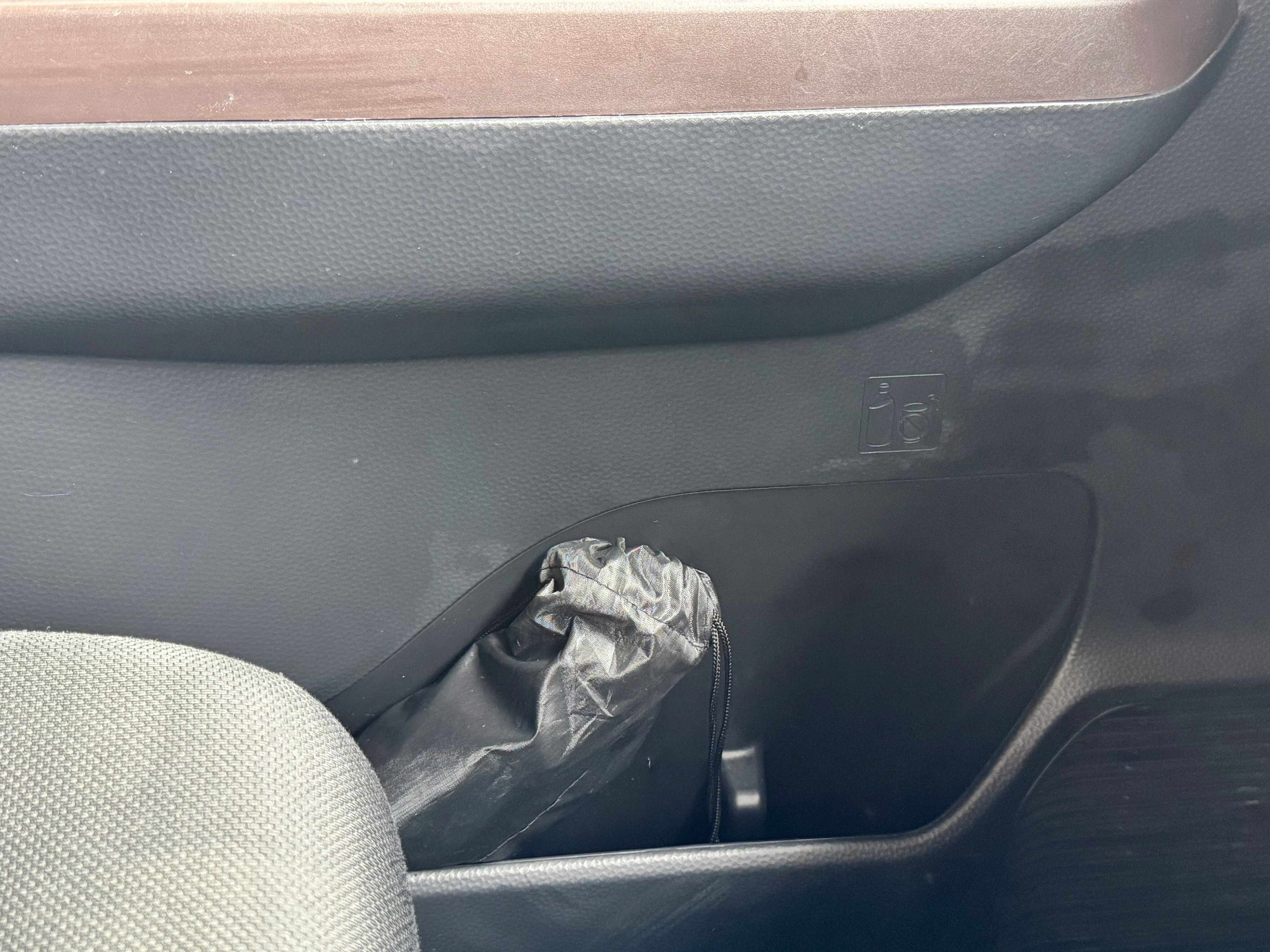 折りたたんでサイドポケットに収納