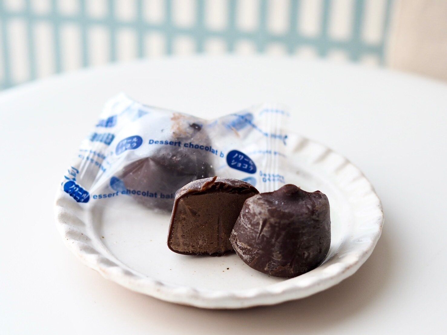 シャトレーゼ「デザートショコラボール ノワールショコラ　20個入」断面写真