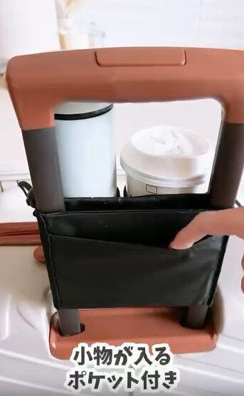 【キャンドゥ】裏側は小物が入るポケット付き