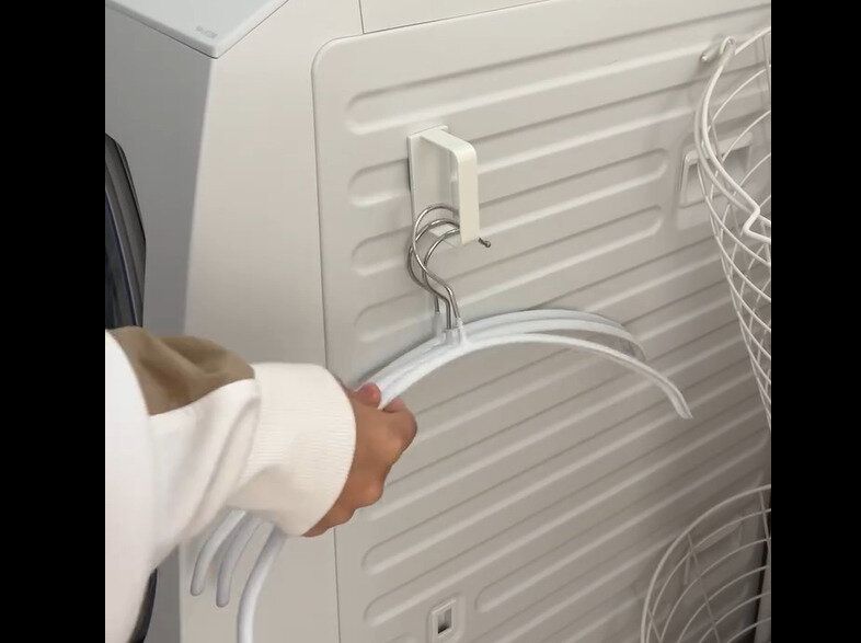 【セリア】カンタンに浮かせる!マグネット付D型フック