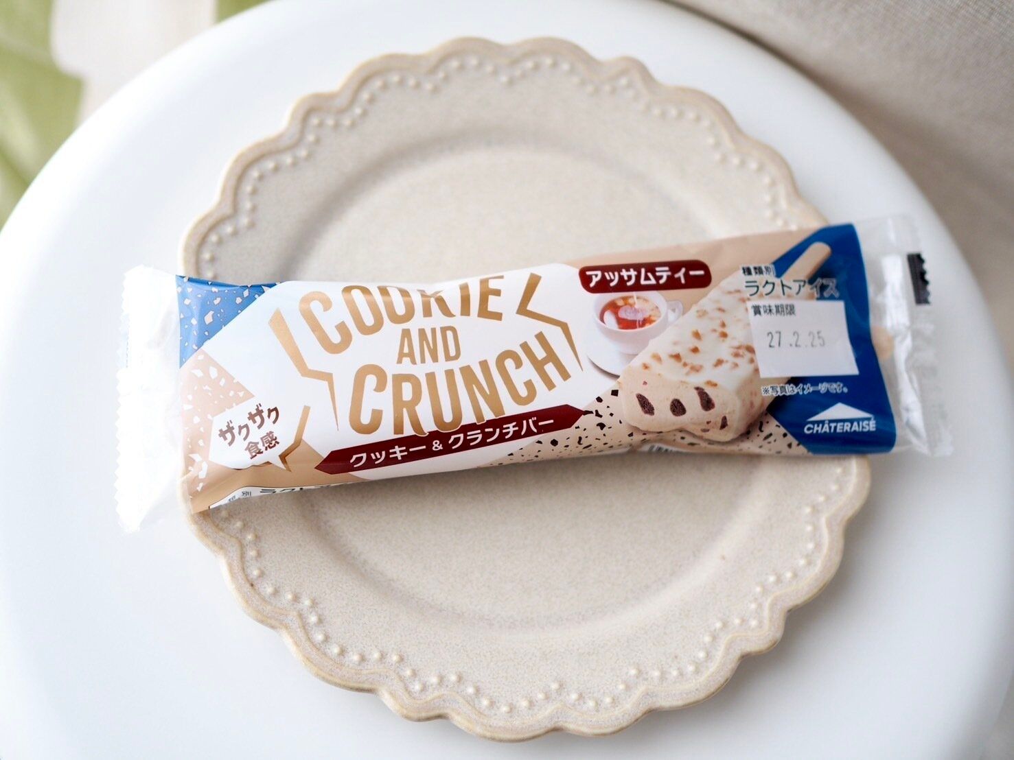 シャトレーゼ「クッキー＆クランチバー アッサムティー」商品写真