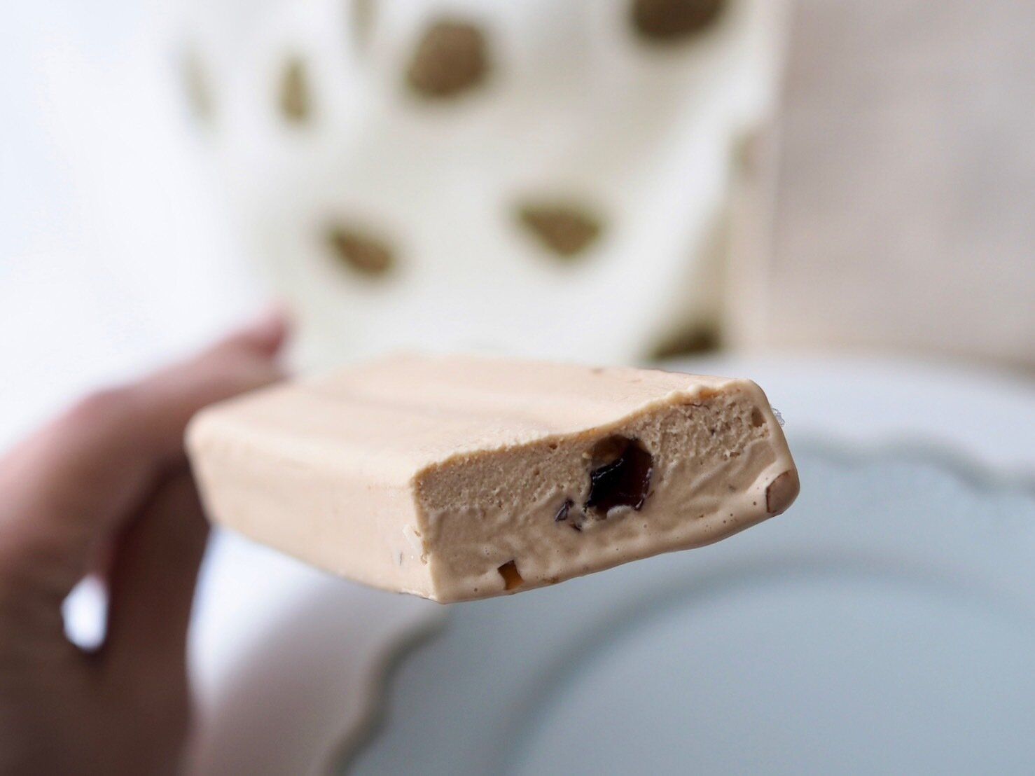 シャトレーゼ「深煎り珈琲ゼリー入りカフェラテバー」断面写真