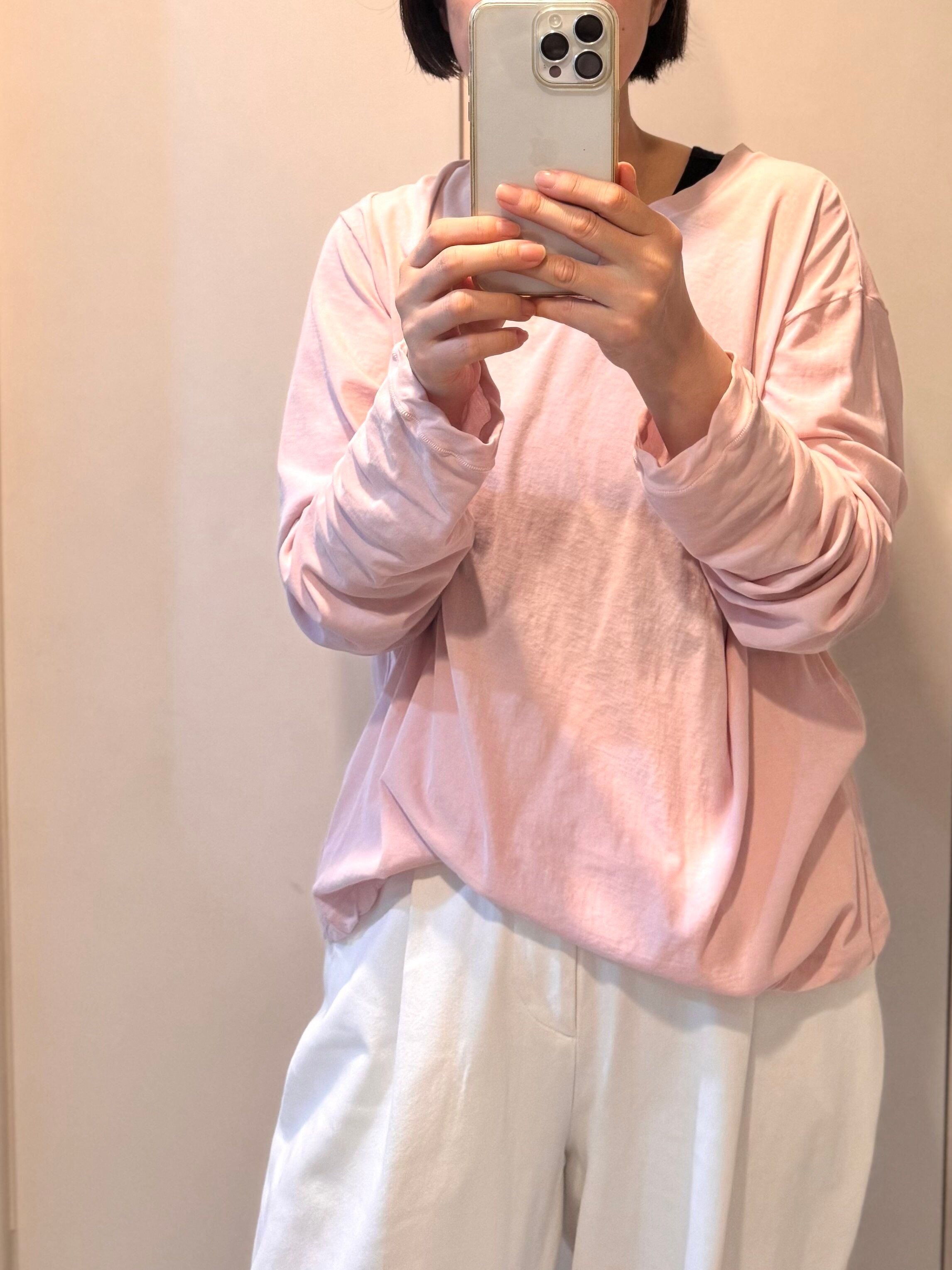 ピンクの長袖Tシャツ