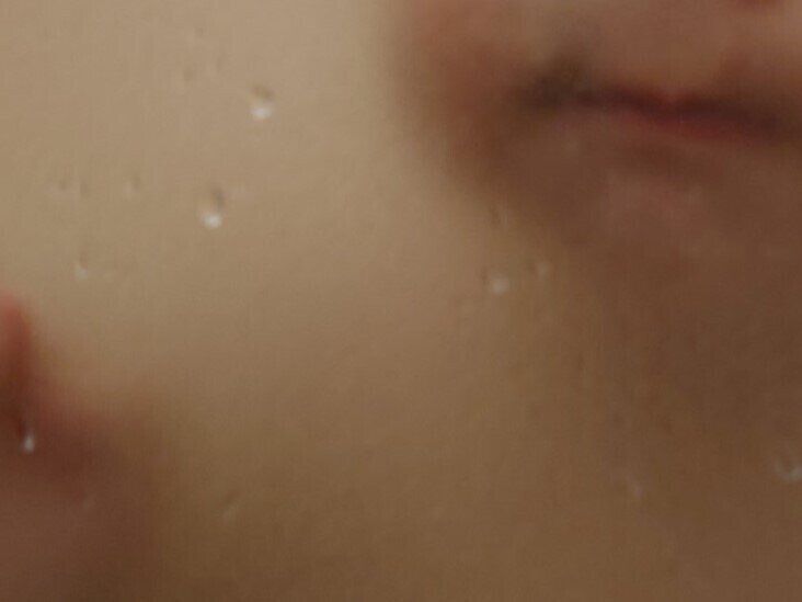 振り向いてびっくり！お風呂場からのぞく1歳娘の顔に「かわいすぎる」「幸せな瞬間」と14万件のいいね